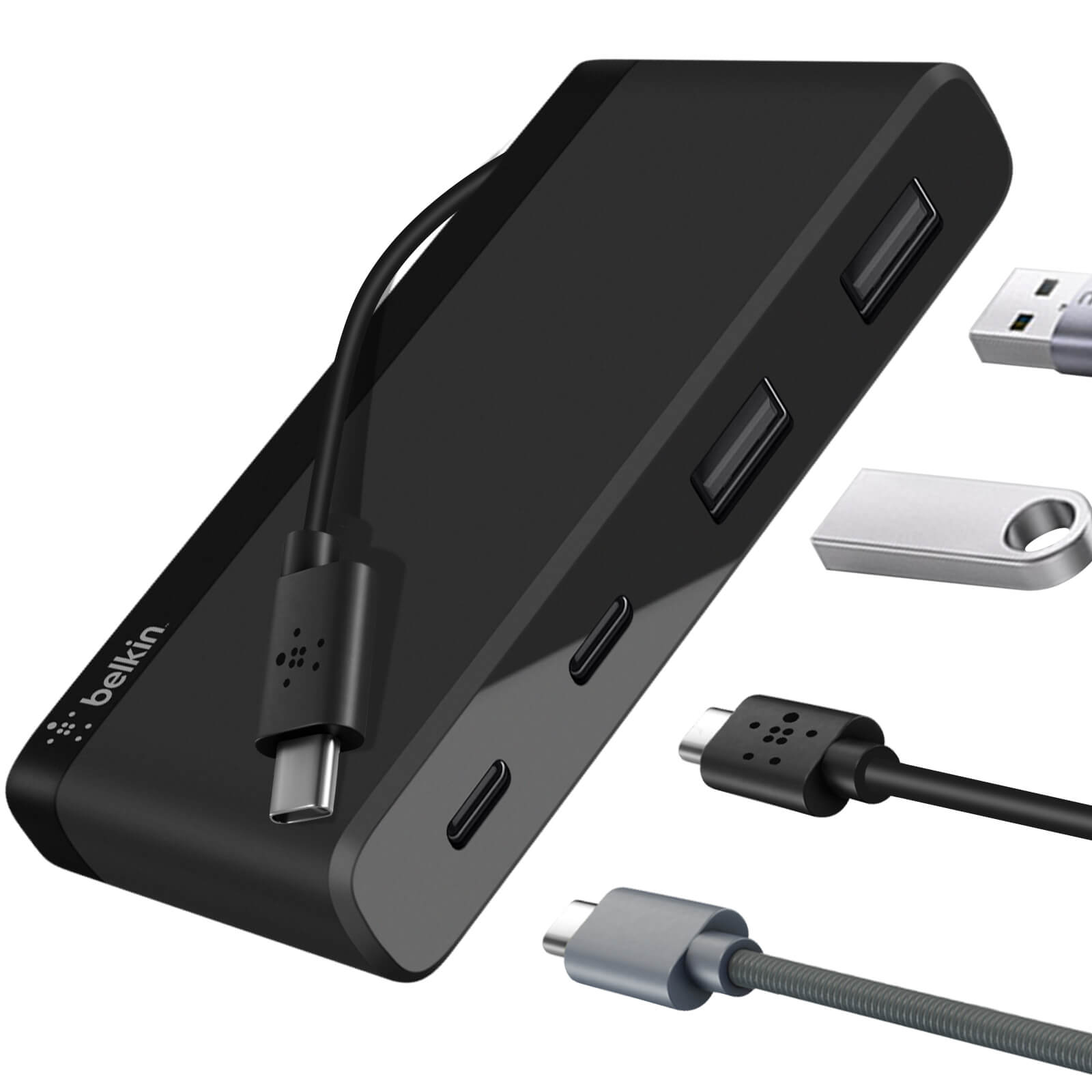 Schwarzer USB-Hub mit mehreren USB-Anschlüssen und einem Typ-C-Kabel, mit zusätzlichen USB-Geräten.