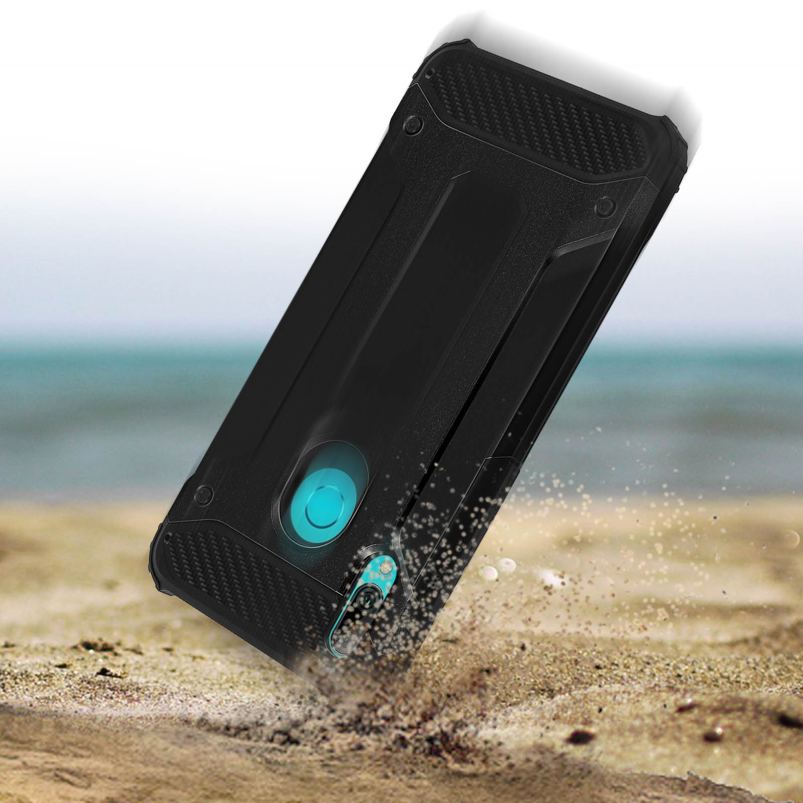 Ein schwarzes Telefon liegt im Sand, Wasser im Hintergrund. Das Telefon hat eine schwarze Hülle.