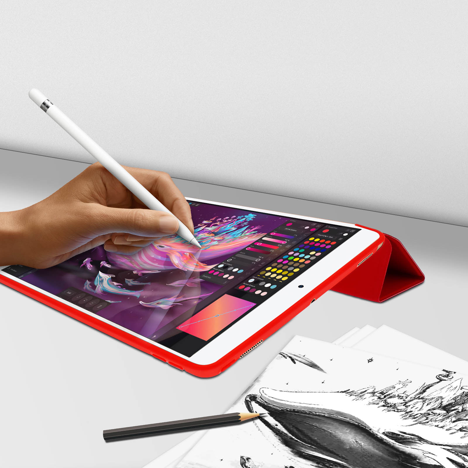 Una mano usa uno stilo su un tablet con custodia rossa. Matite e disegni sullo sfondo.