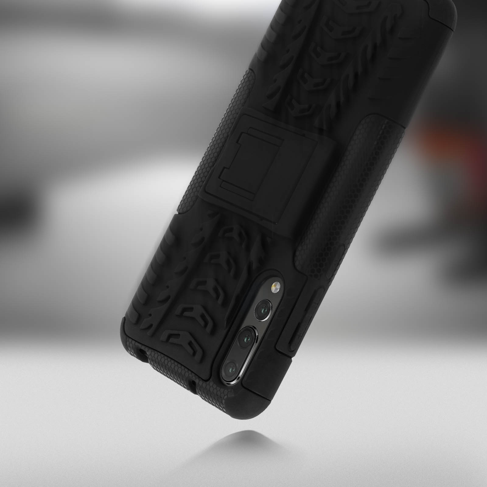 Custodia nera per telefono con funzione supporto, design strutturato, inclinata contro uno sfondo sfocato.