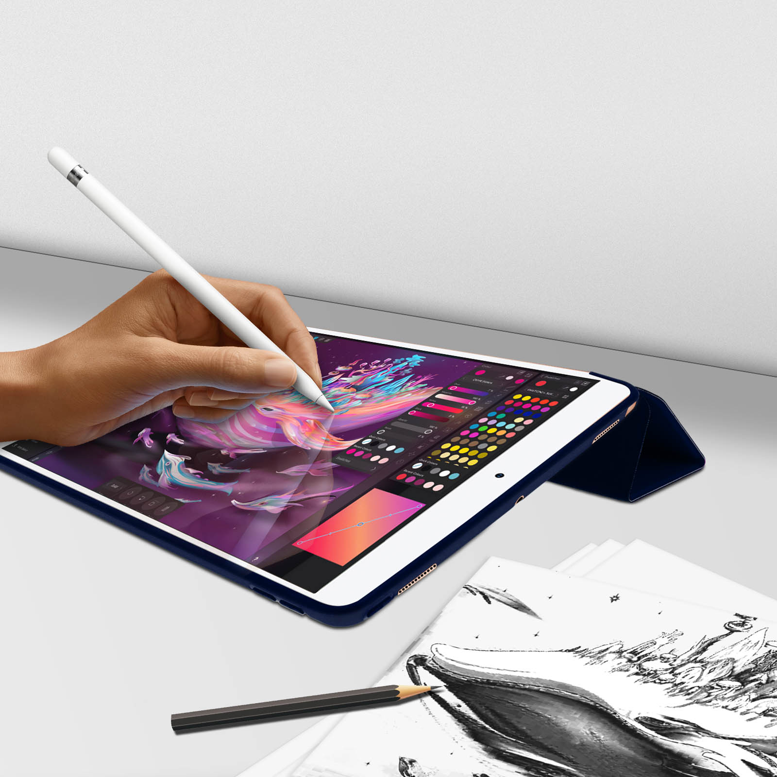 Una persona usa uno stilo per disegnare su un tablet, con una matita e disegni visibili.