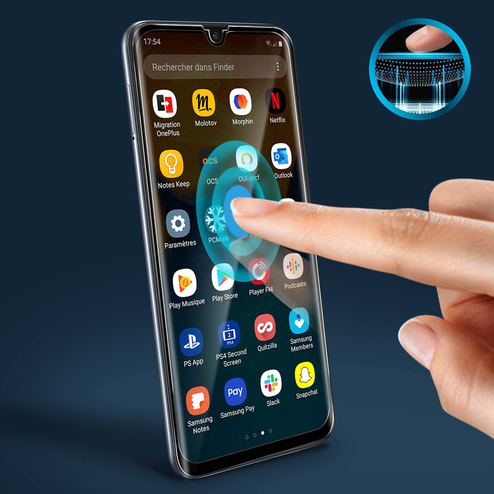 Mano tocca schermo del telefono con icone app. Protezione schermo sul telefono.