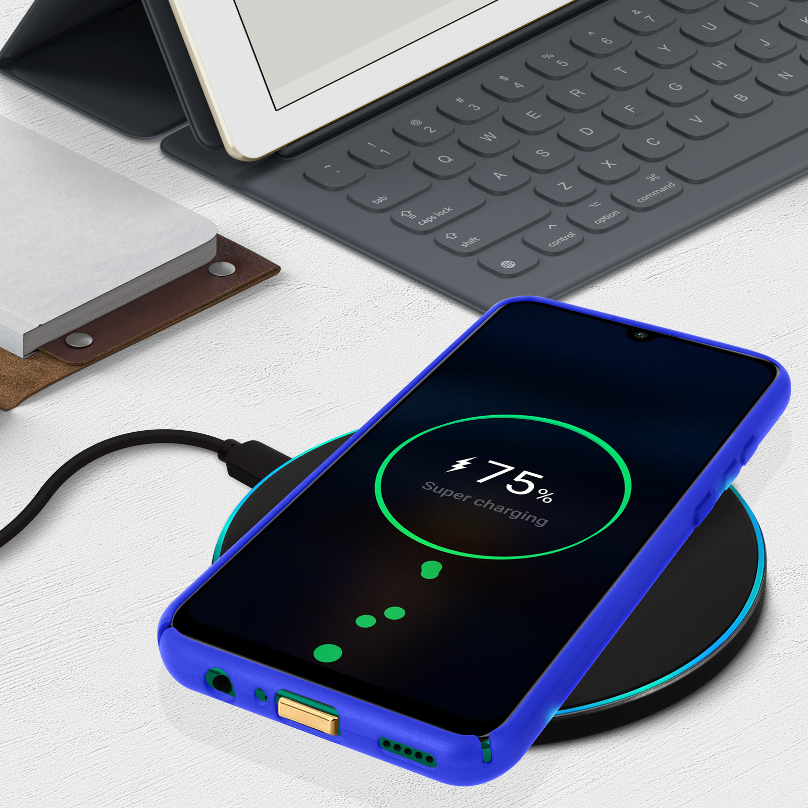 Blaues Telefon, das auf einem kabellosen Ladegerät geladen wird. Der Bildschirm zeigt den Ladestatus.