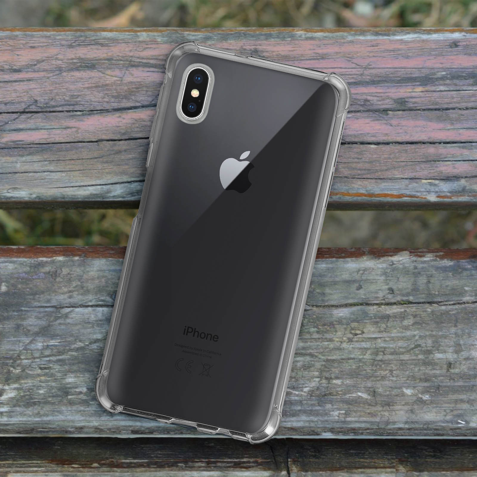 iPhone X in una custodia trasparente su una panchina di legno. Logo Apple sul retro.