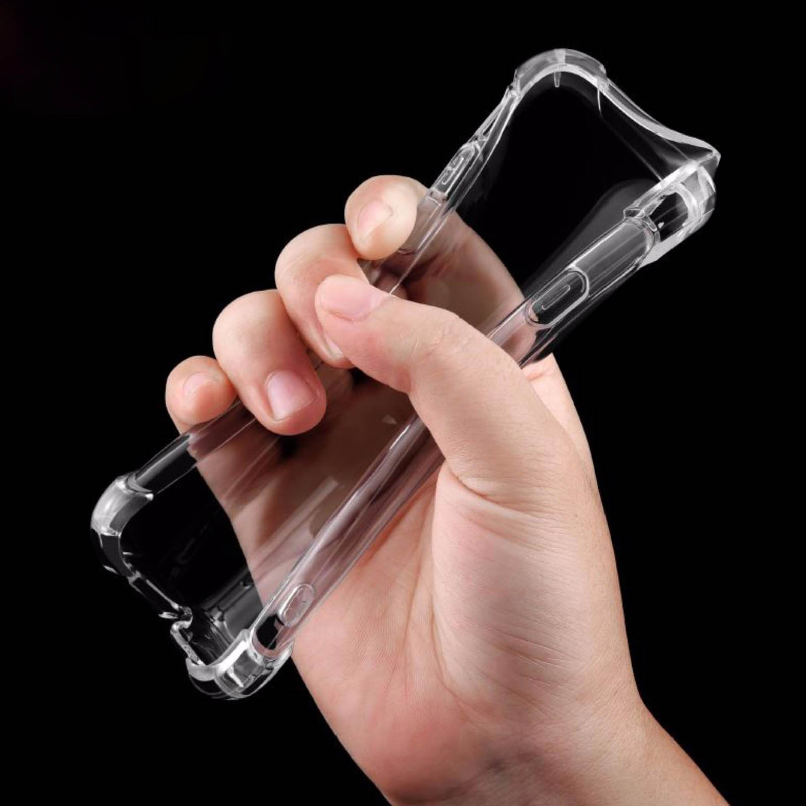 Mano che tiene una custodia trasparente per telefono su sfondo nero.