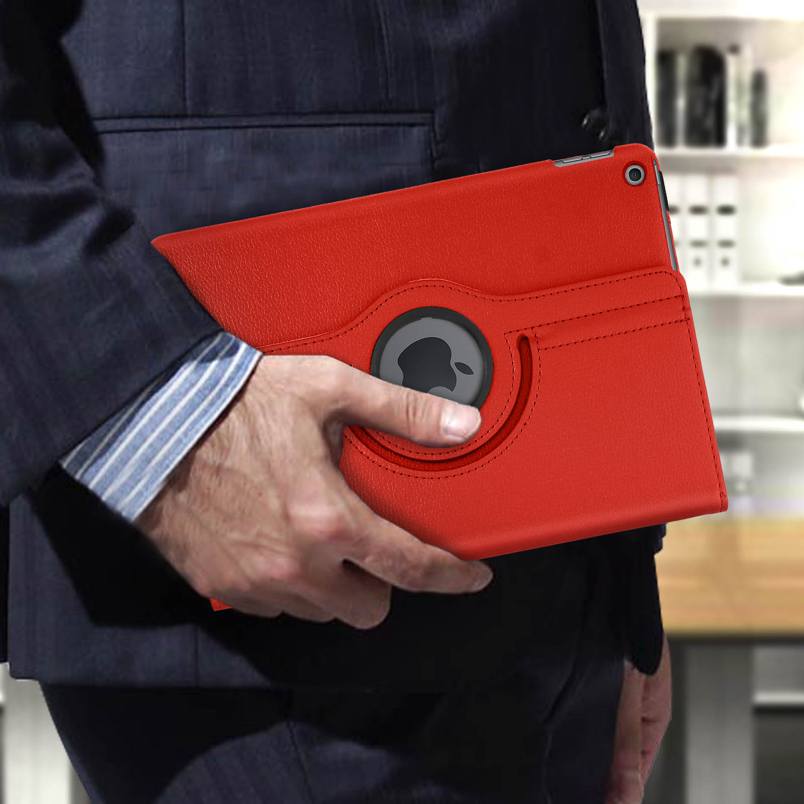 Un tablet rosso in una custodia rossa con supporto girevole. La custodia ha un logo Apple nero visibile.