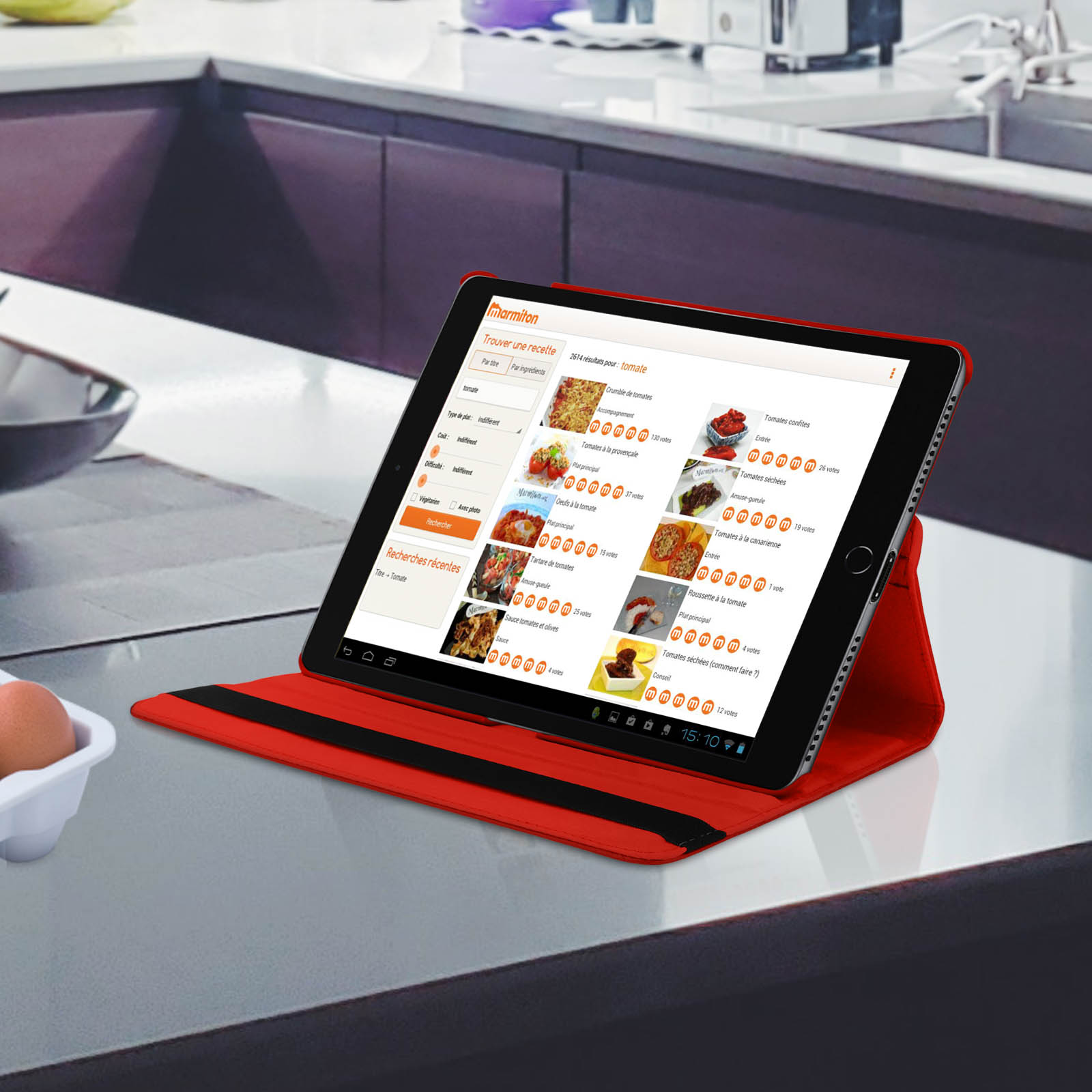 Tablet che mostra un sito web di ricette, in una custodia rossa, su un piano cucina. Uova sullo sfondo.