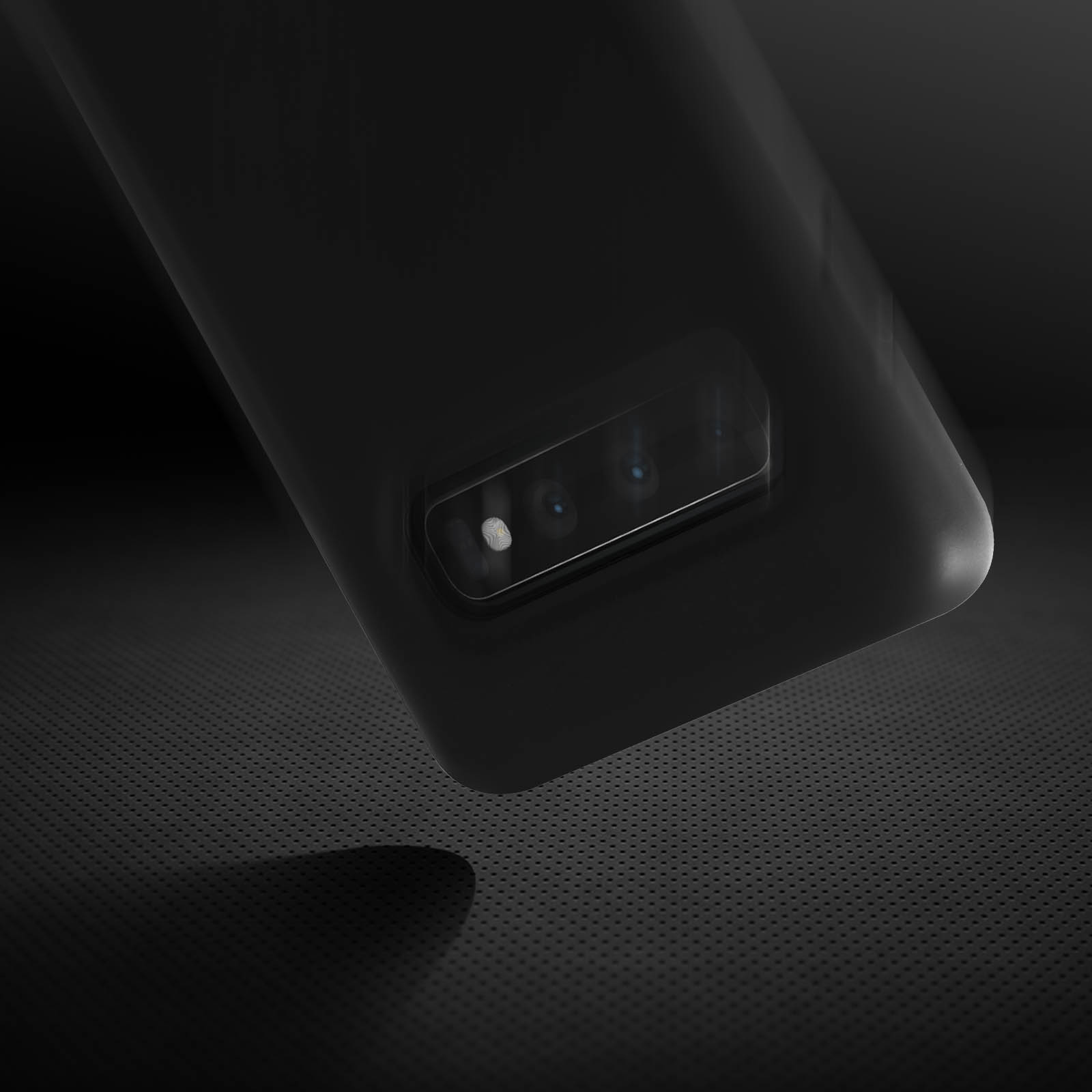 Smartphone nero con protuberanza della fotocamera su superficie nera testurizzata, evidenziando le lenti.