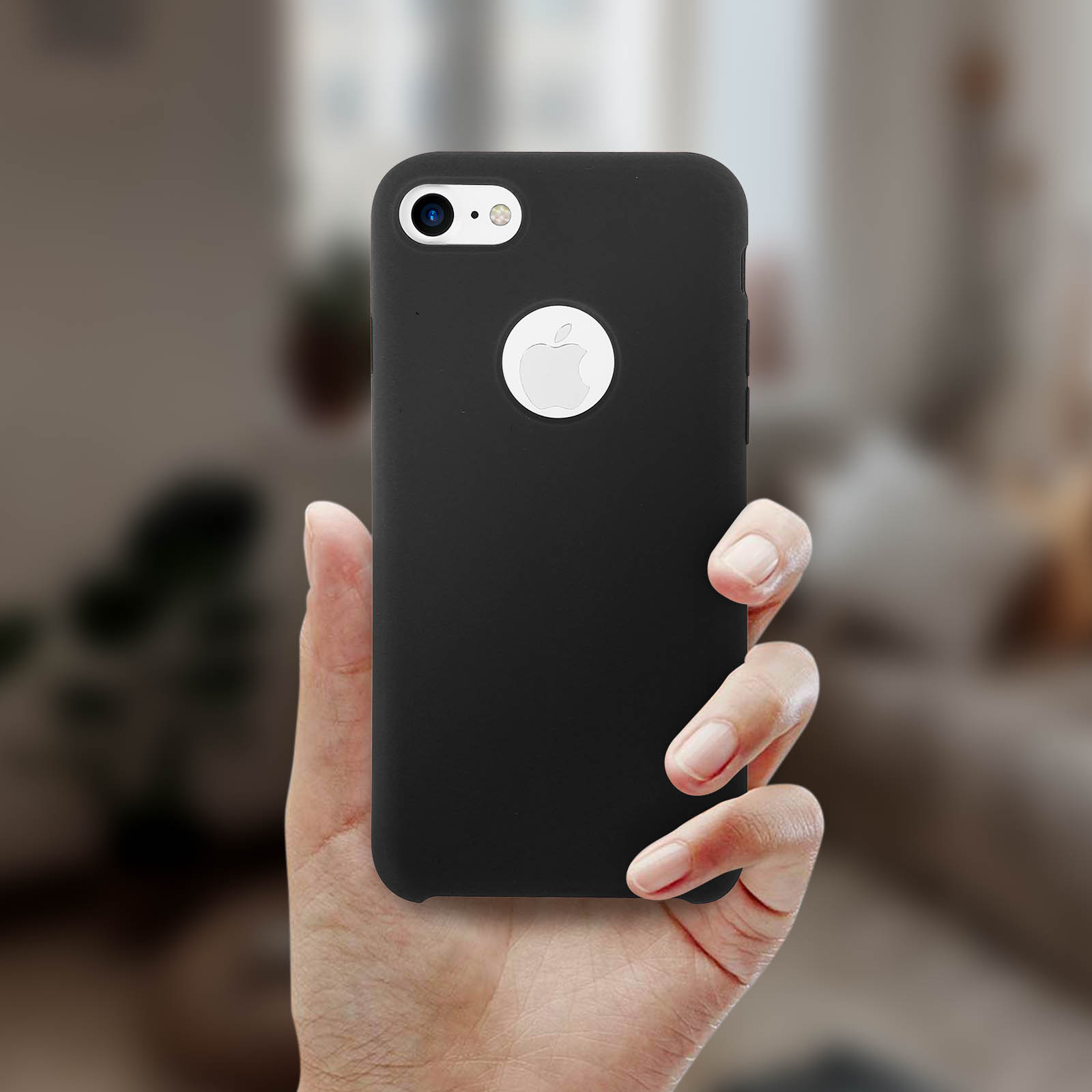 Telefono nero con logo Apple bianco. Una mano tiene il telefono.