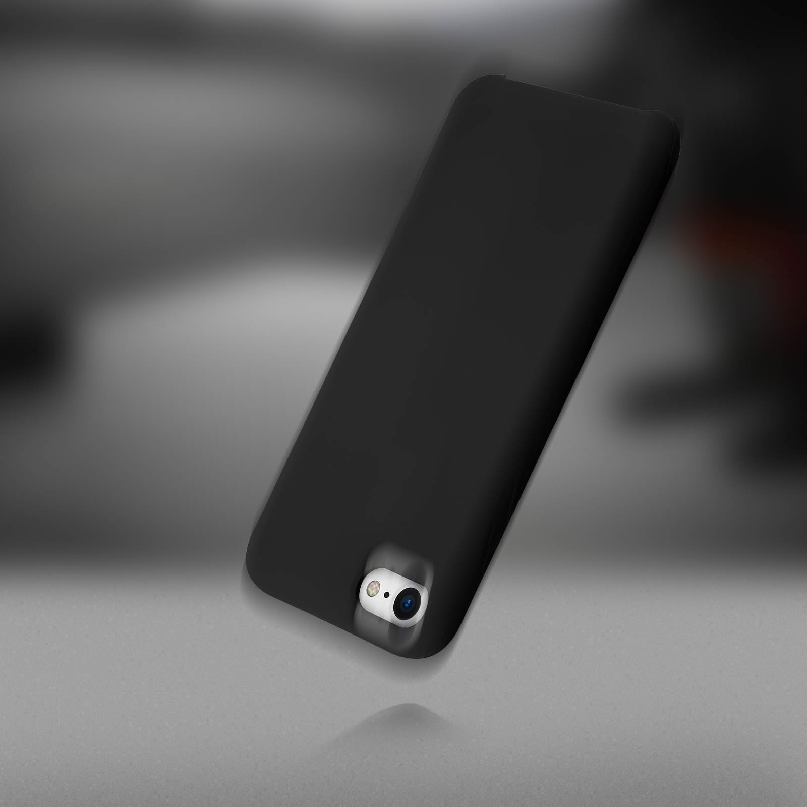 Custodia nera per telefono su superficie riflettente. Obiettivo della fotocamera visibile.