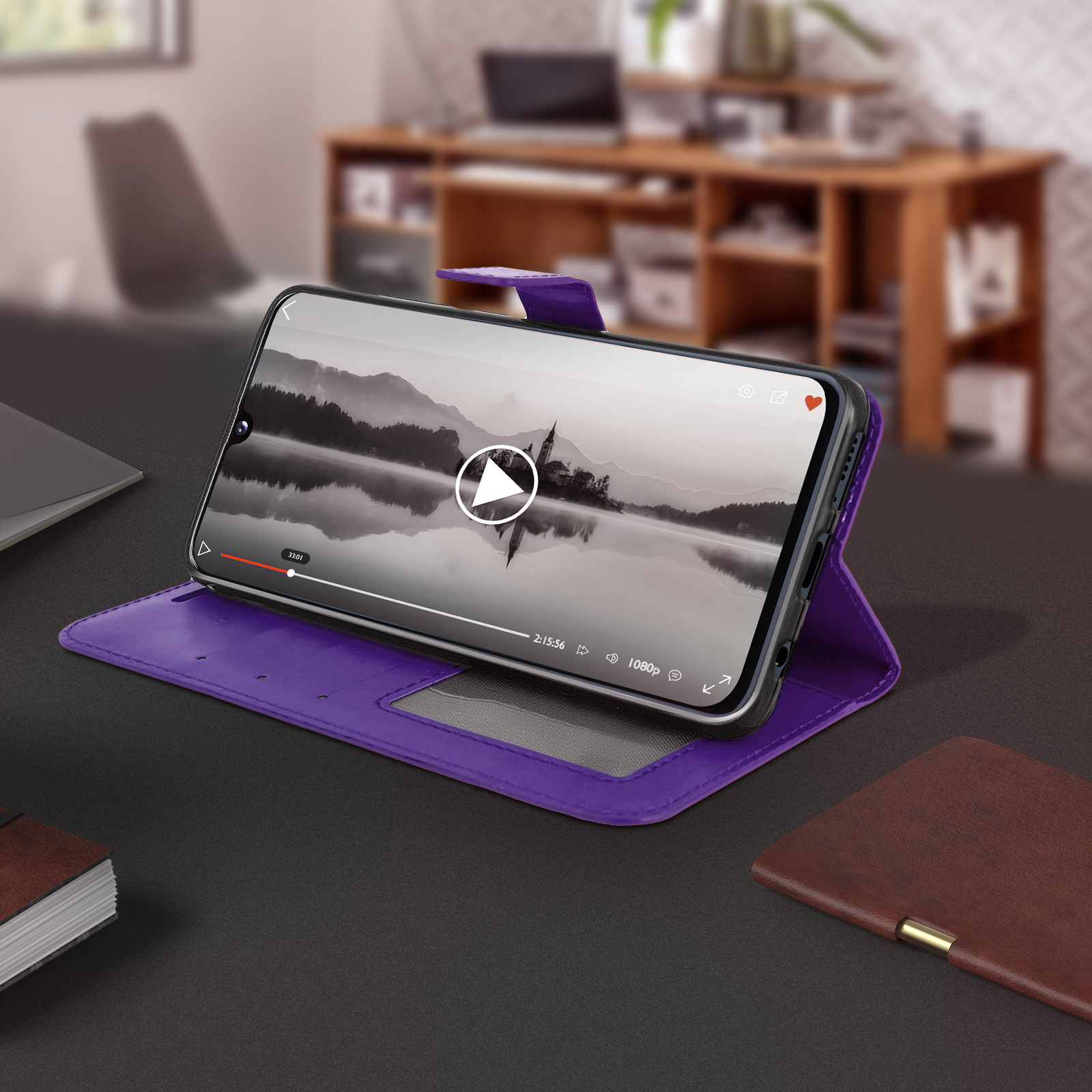 Telefoon in een paarse portefeuillehoes die een video afspeelt, met een tafel en een plank op de achtergrond.