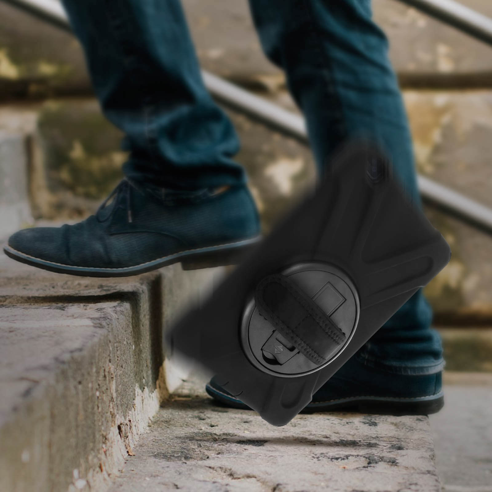 Ein Telefon in einer robusten schwarzen Hülle, mit einer Person, die Treppen hinuntergeht.