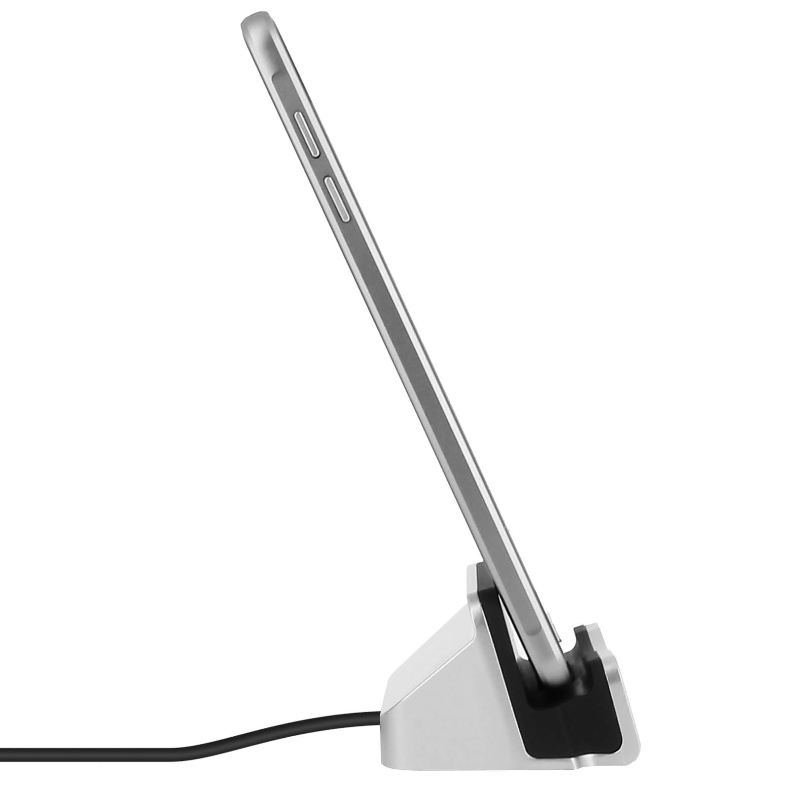 Un tablet argentato è in un supporto bianco. Un cavo di ricarica è collegato al supporto.