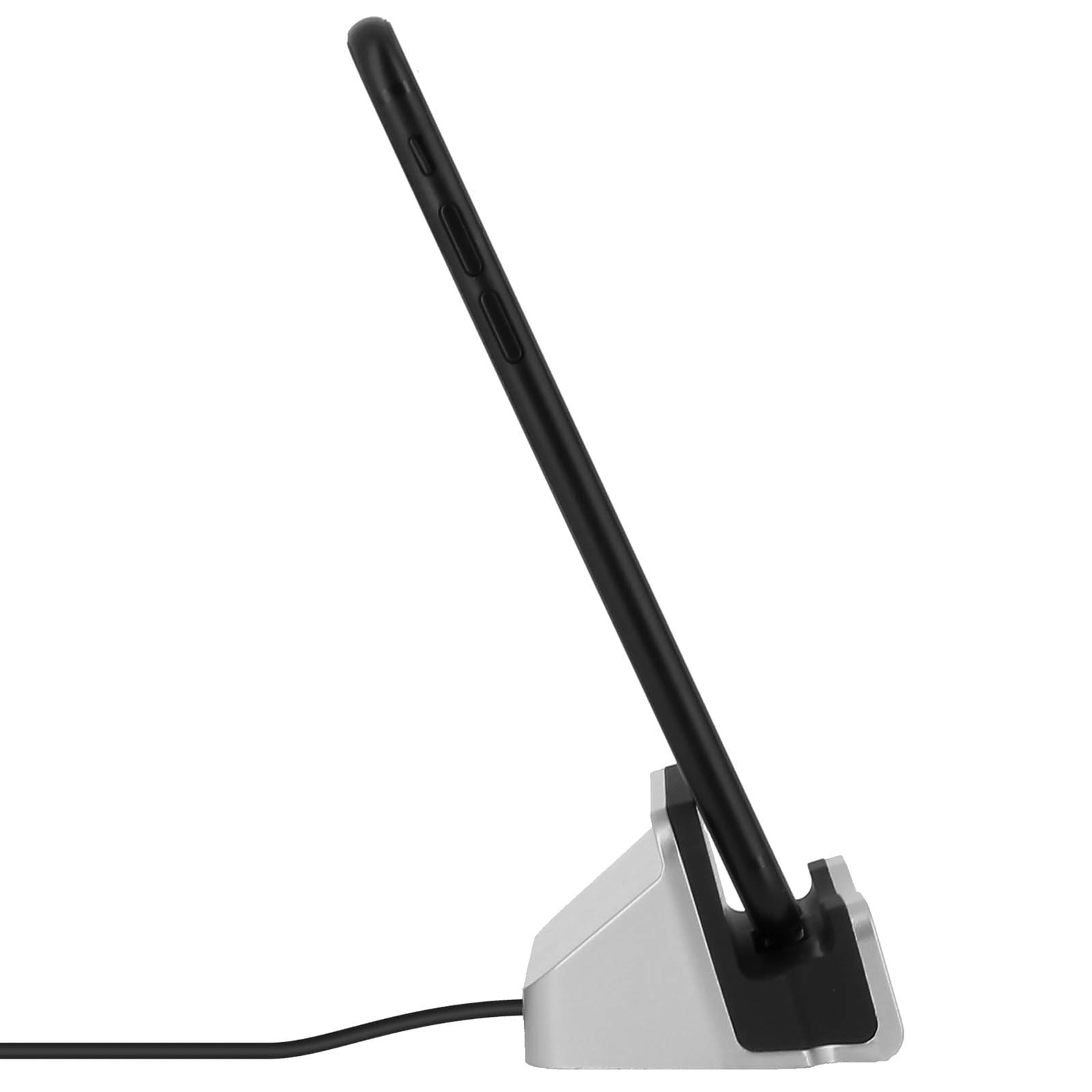 Telefono nero su un supporto argentato, collegato a un cavo di ricarica. Il telefono è angolato.