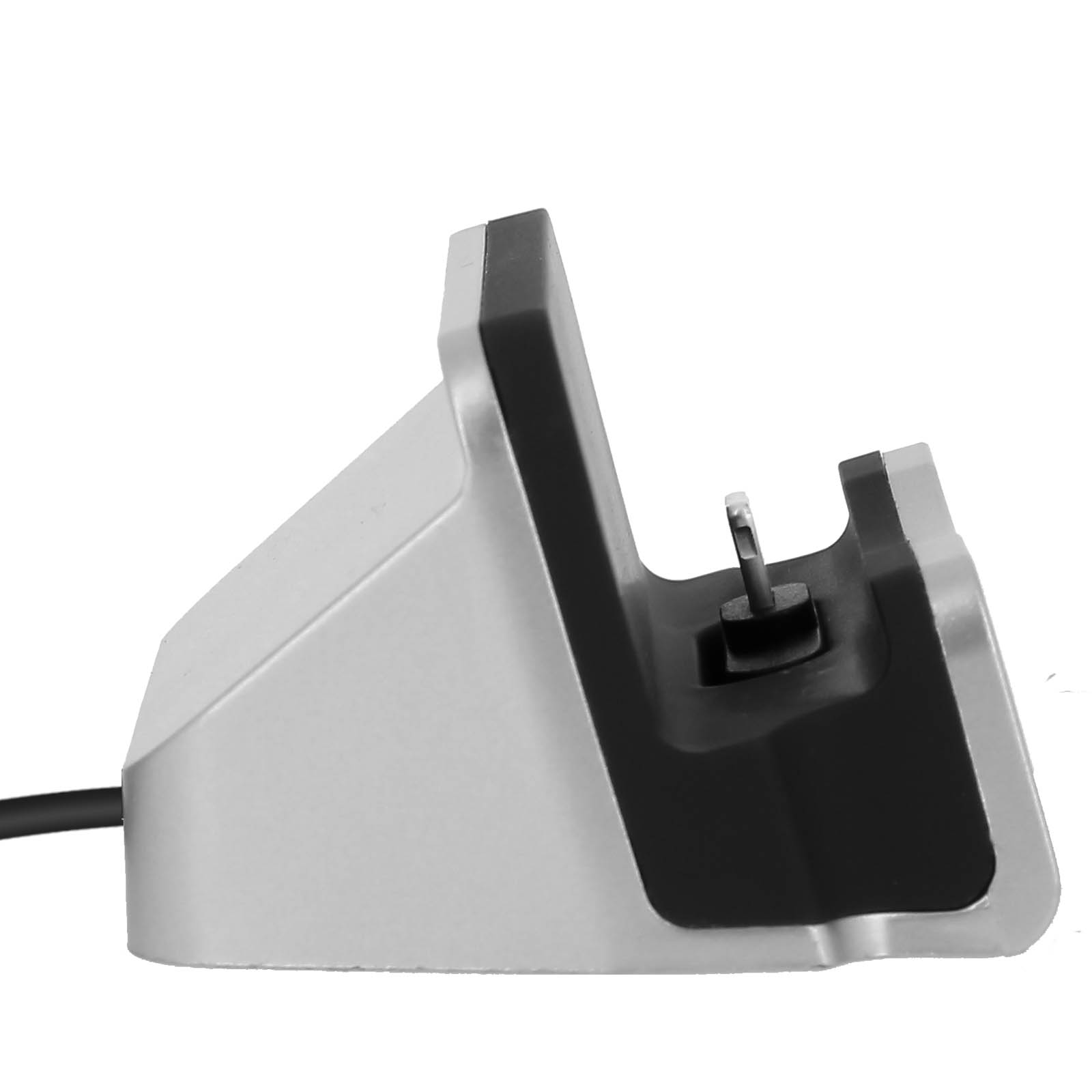 Un supporto per telefono argentato. Il cavo nero si estende da sinistra. Il supporto ha una parte superiore nera.