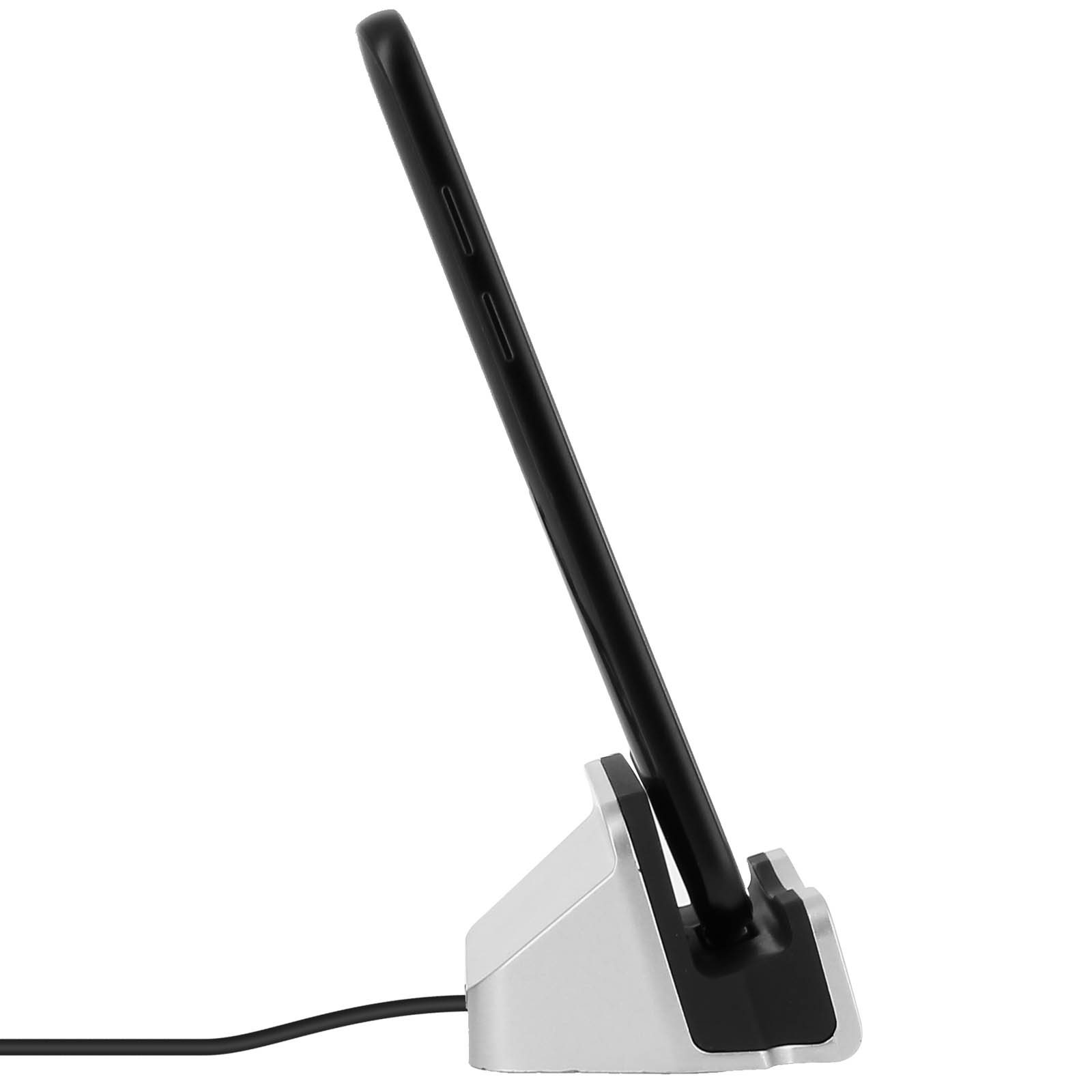 Un telefono nero è in carica su una base di ricarica argentata. La base è su una superficie bianca.