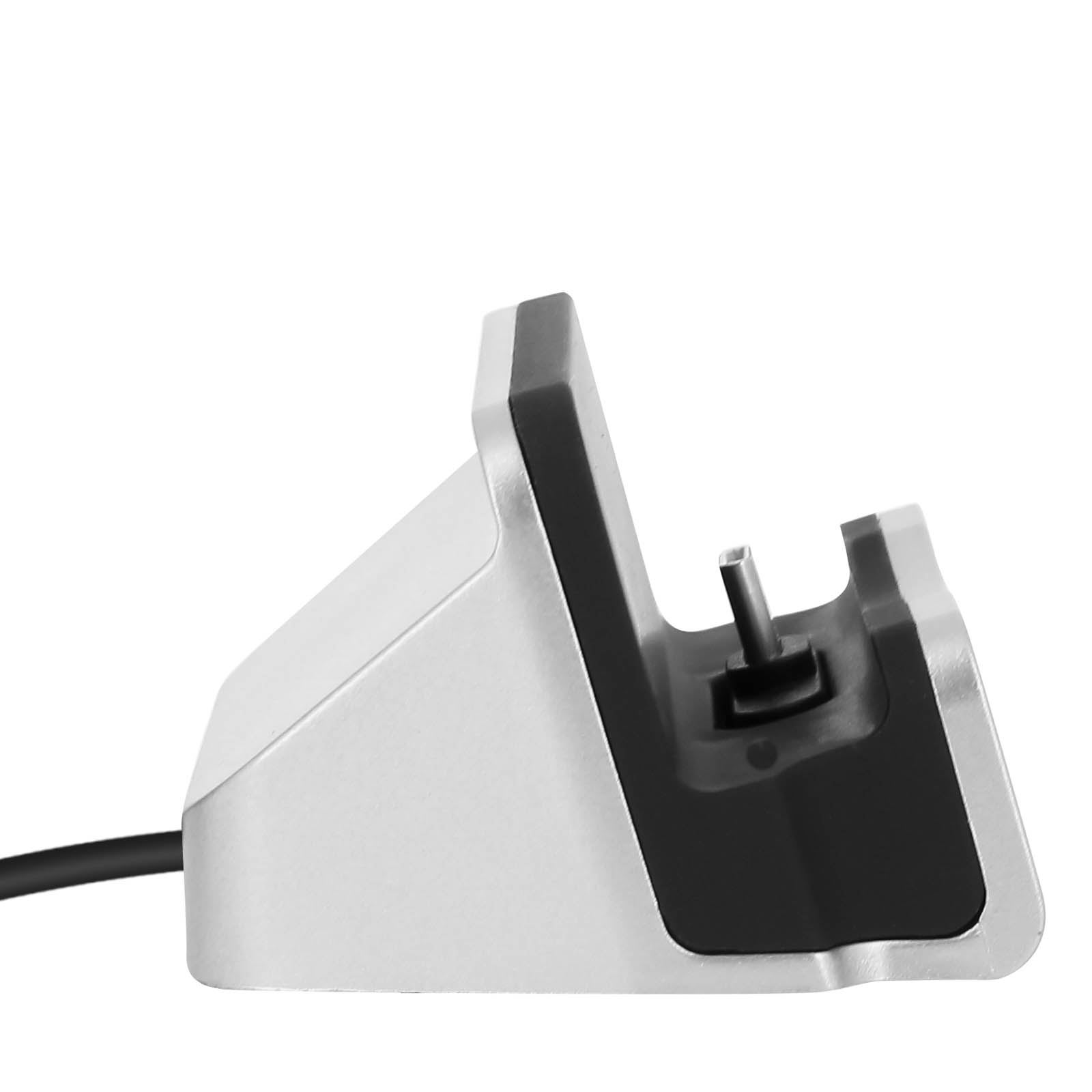 Un dock per telefono argentato, con un cavo nero. Il dock è angolato, mostrando la porta di ricarica.