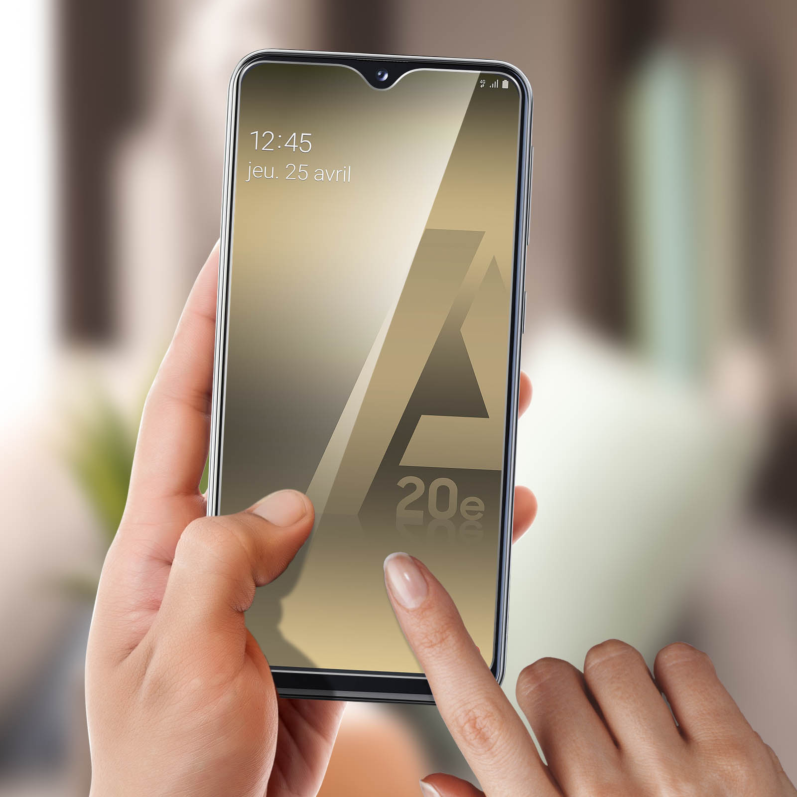 Handen die een smartphone vasthouden met een scherm waarop een telefoonlogo en de tijd worden weergegeven.