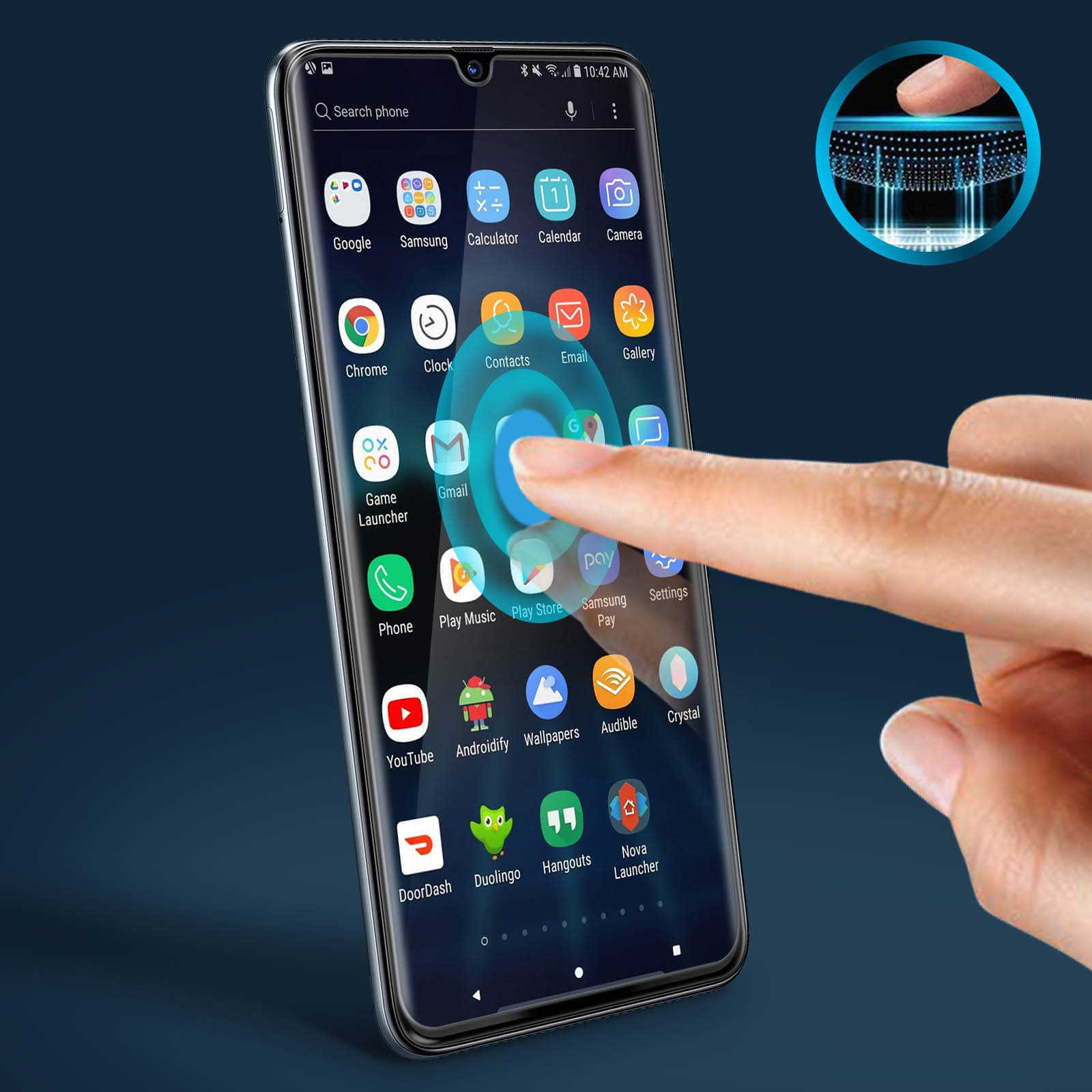 Main touchant un écran de téléphone avec de nombreuses icônes d'applications, avec un fond bleu.