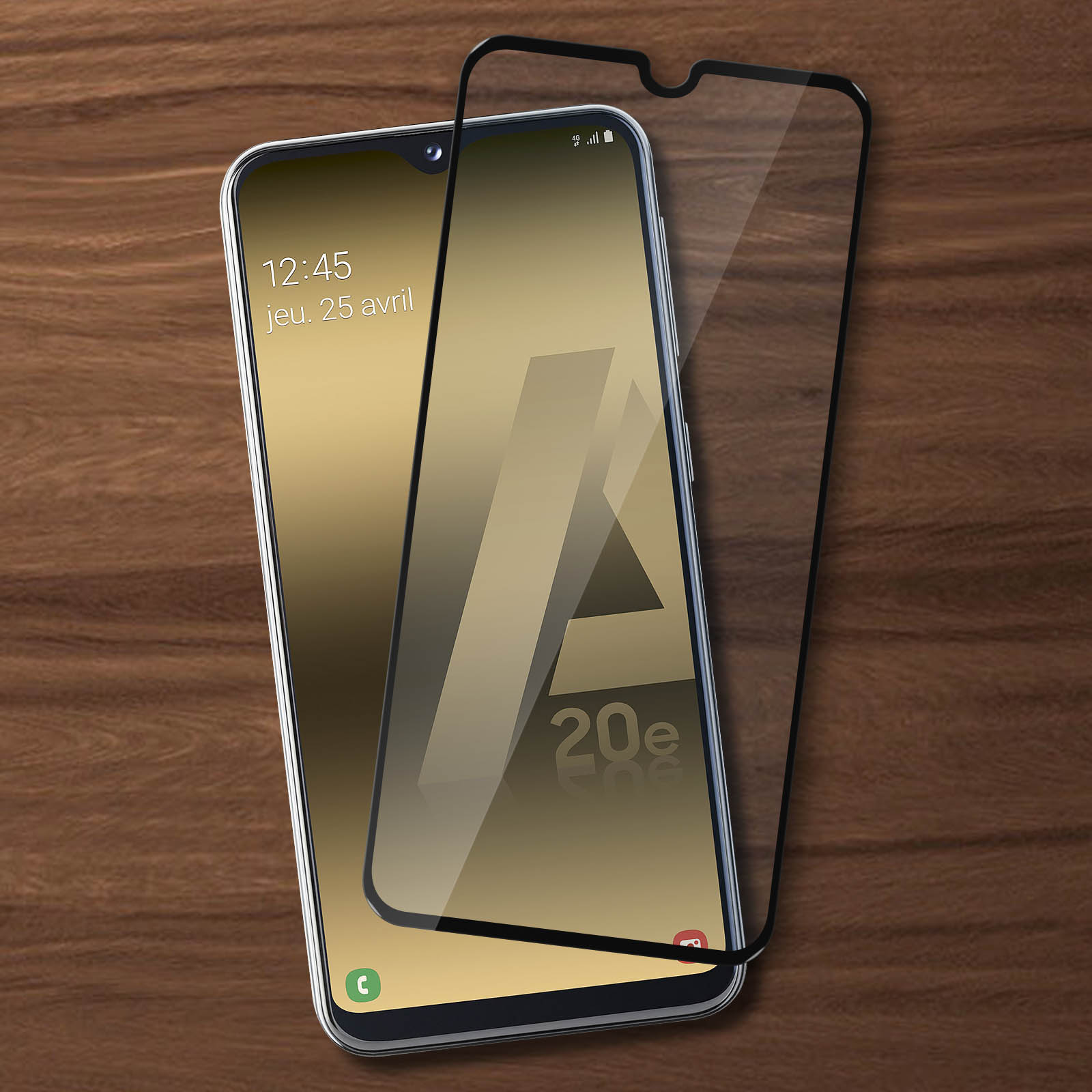 Téléphone avec protecteur d'écran. Fond doré, le téléphone affiche la date et l'heure.
