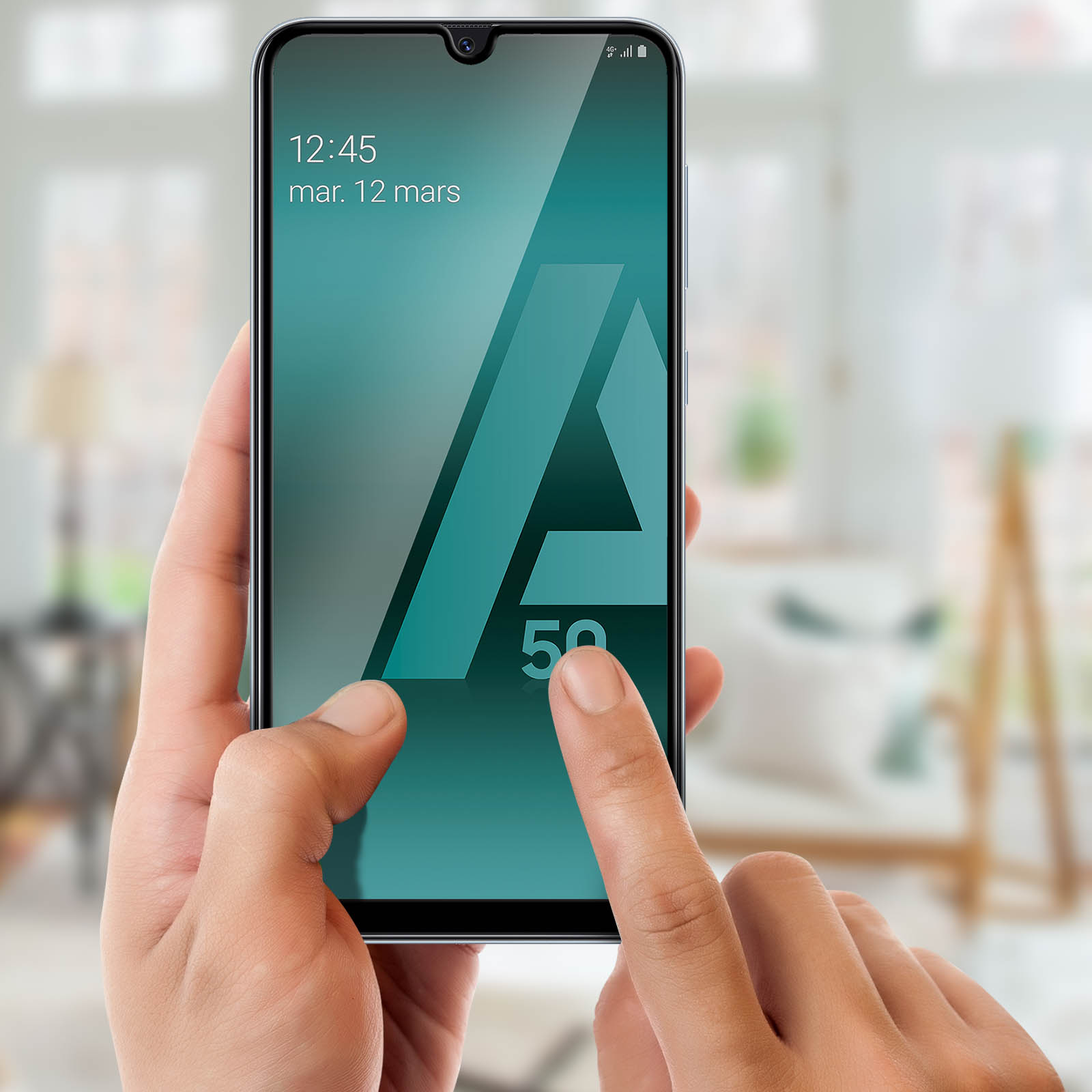 Mano che tocca lo schermo del telefono. Il telefono mostra la data e l'ora. Sfumatura verde.
