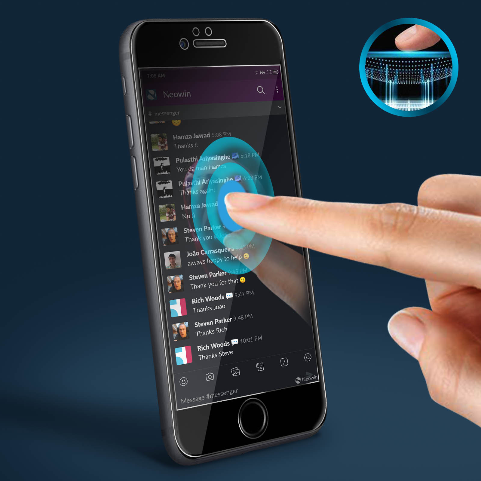 Smartphone con aplicación de mensajes abierta. Un dedo toca la pantalla. Inserción muestra un primer plano de la pantalla.