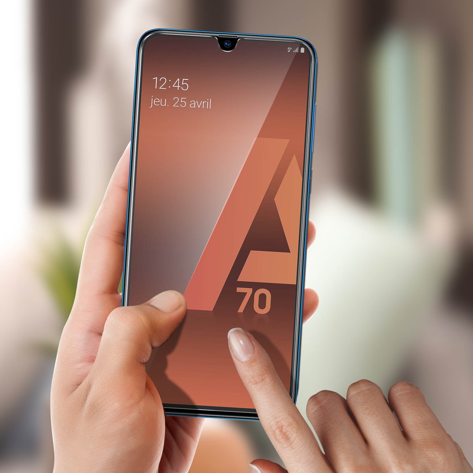Persoon houdt een smartphone vast, blauwe rand. Scherm toont oranje A70-logo.