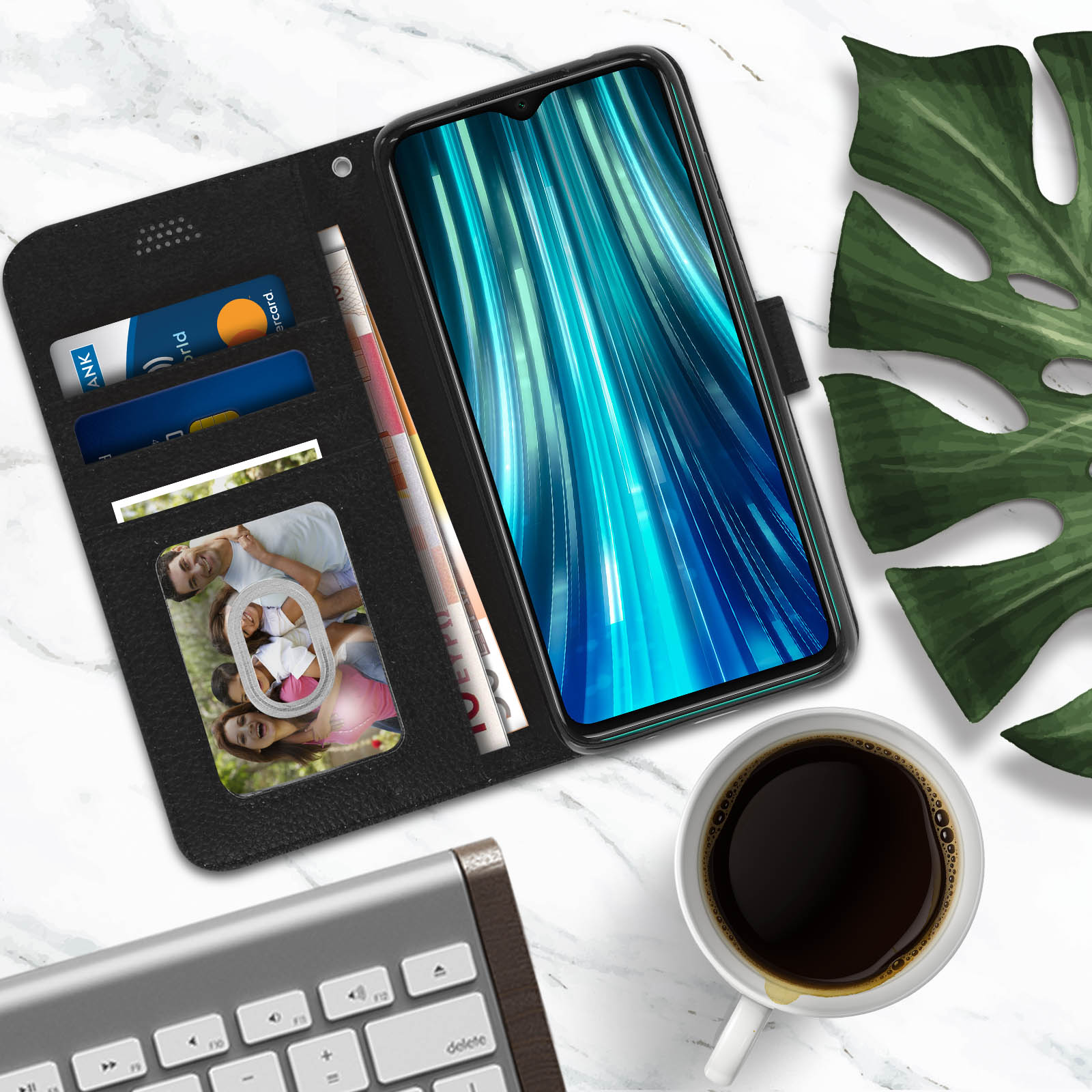 Coque de téléphone noire avec téléphone et tasse à café. Fond marbré.