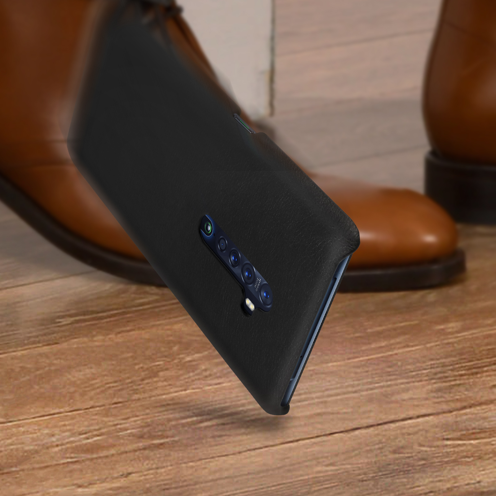Una custodia per telefono con un telefono dentro. Lo sfondo è un paio di scarpe marroni.