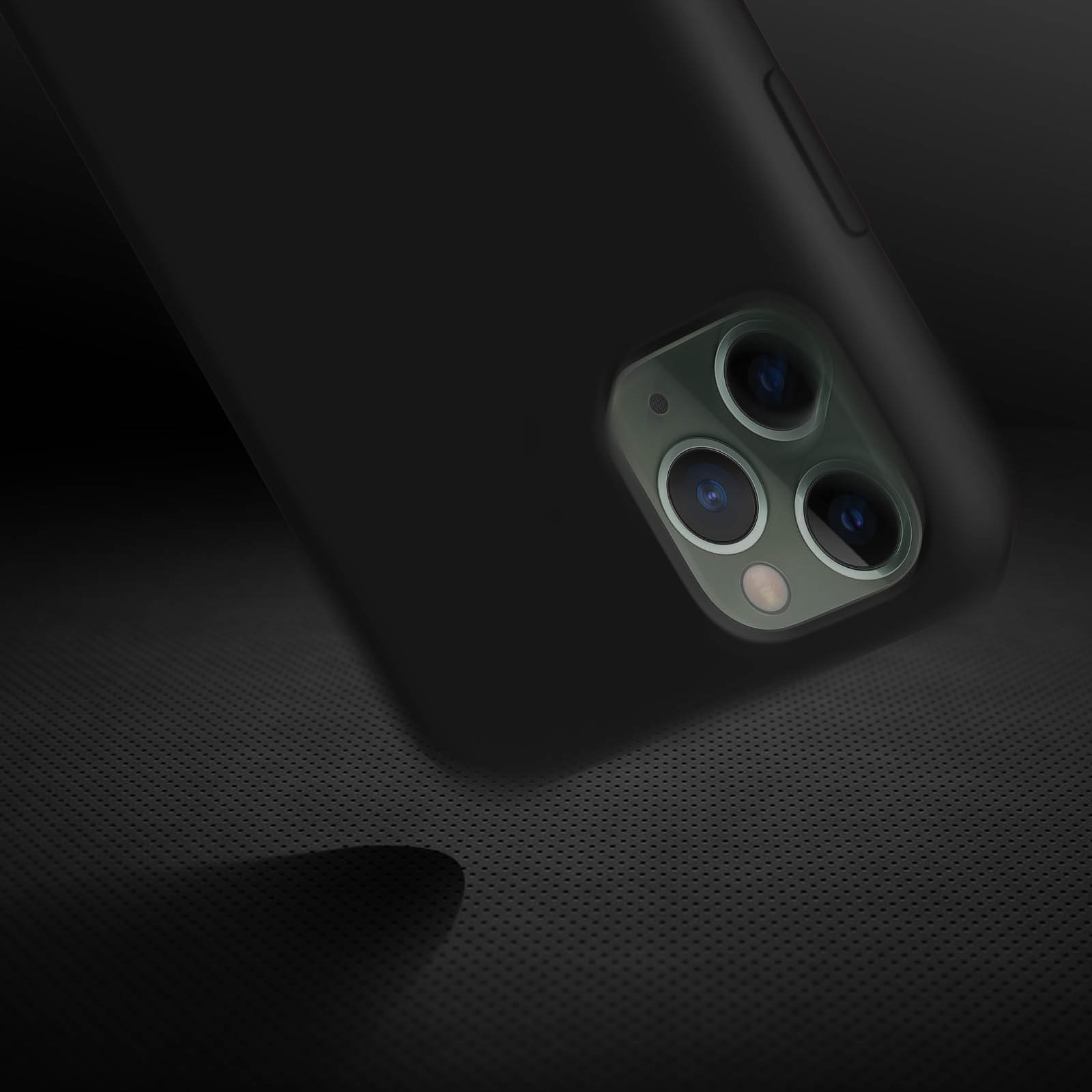 Primo piano della custodia nera del telefono. Tre lenti visibili. Superficie scura e strutturata.