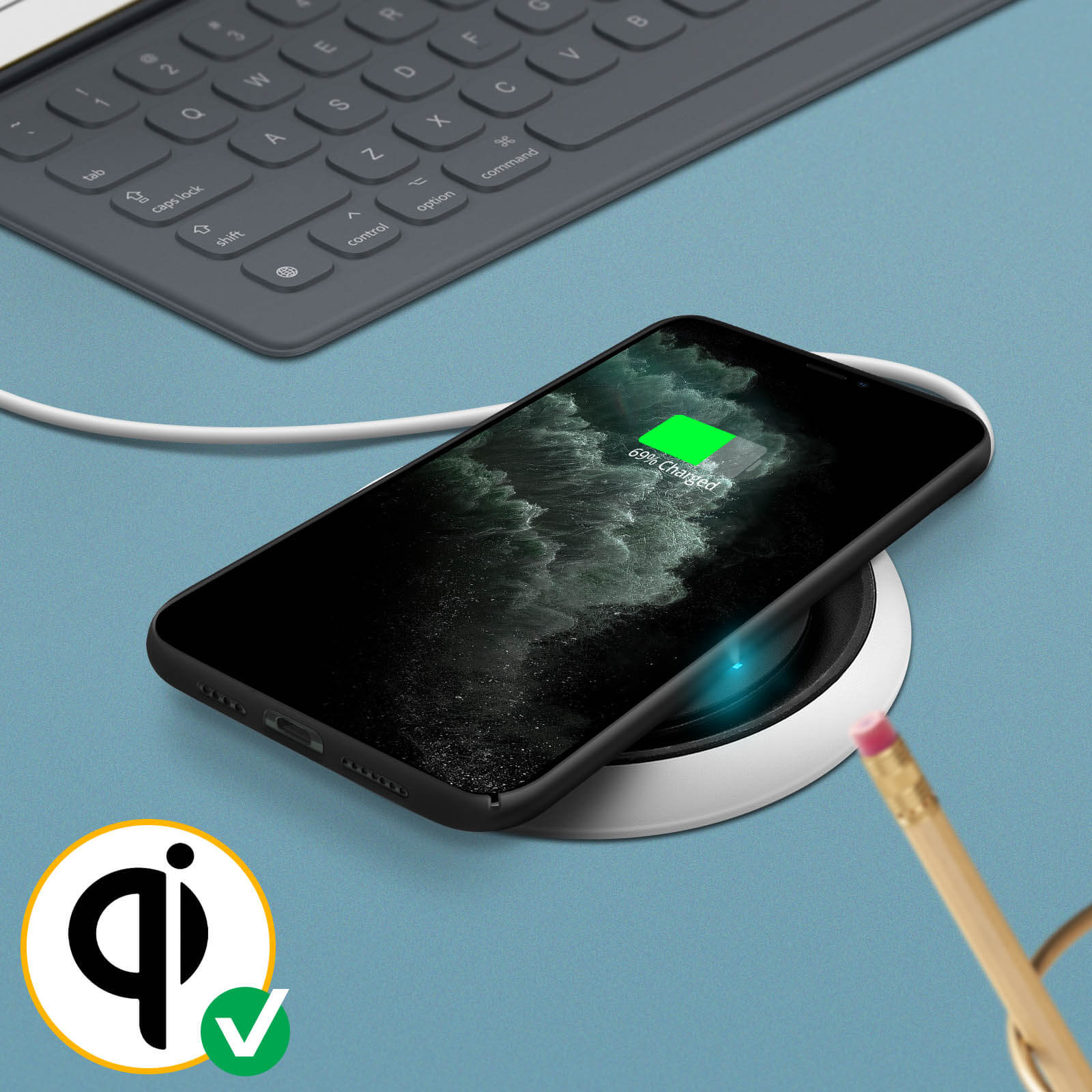 Telefono su caricatore wireless. Telefono in carica. Logo e simbolo Qi visibili.