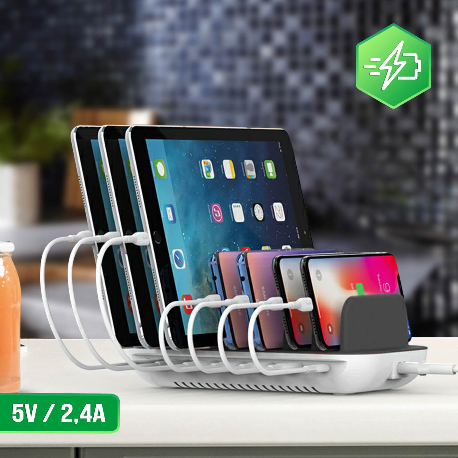 Tablet e telefoni in carica. Una stazione di ricarica con più dispositivi e cavi.