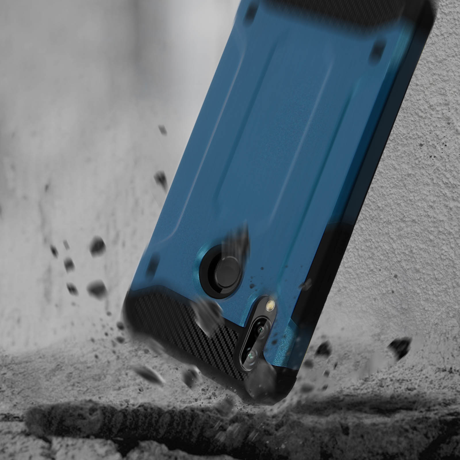 Coque de téléphone bleue tombant sur une surface texturée, avec un détail en fibre de carbone.