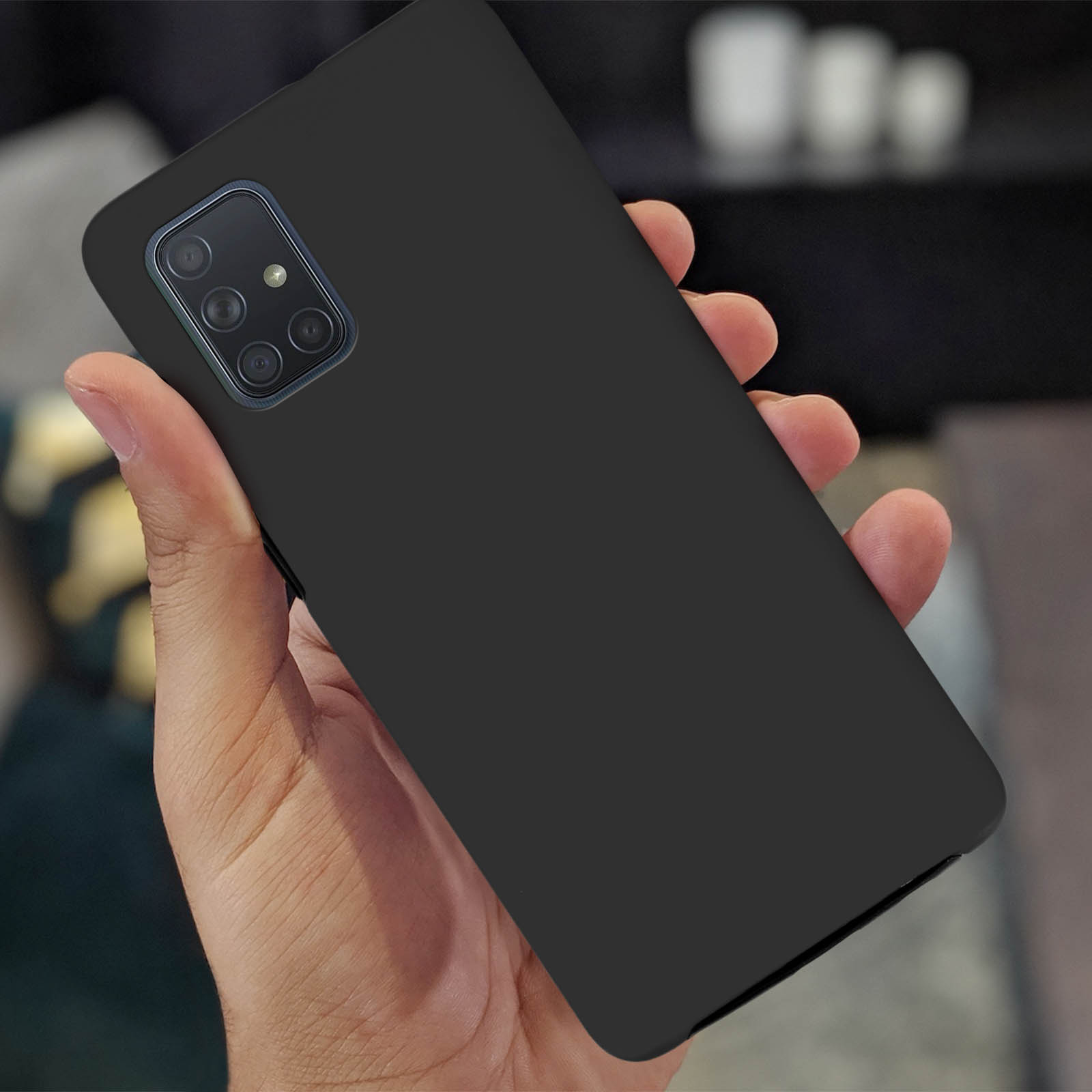 Main tenant une coque de téléphone noire avec plusieurs objectifs d'appareil photo. L'étui est lisse et mat.