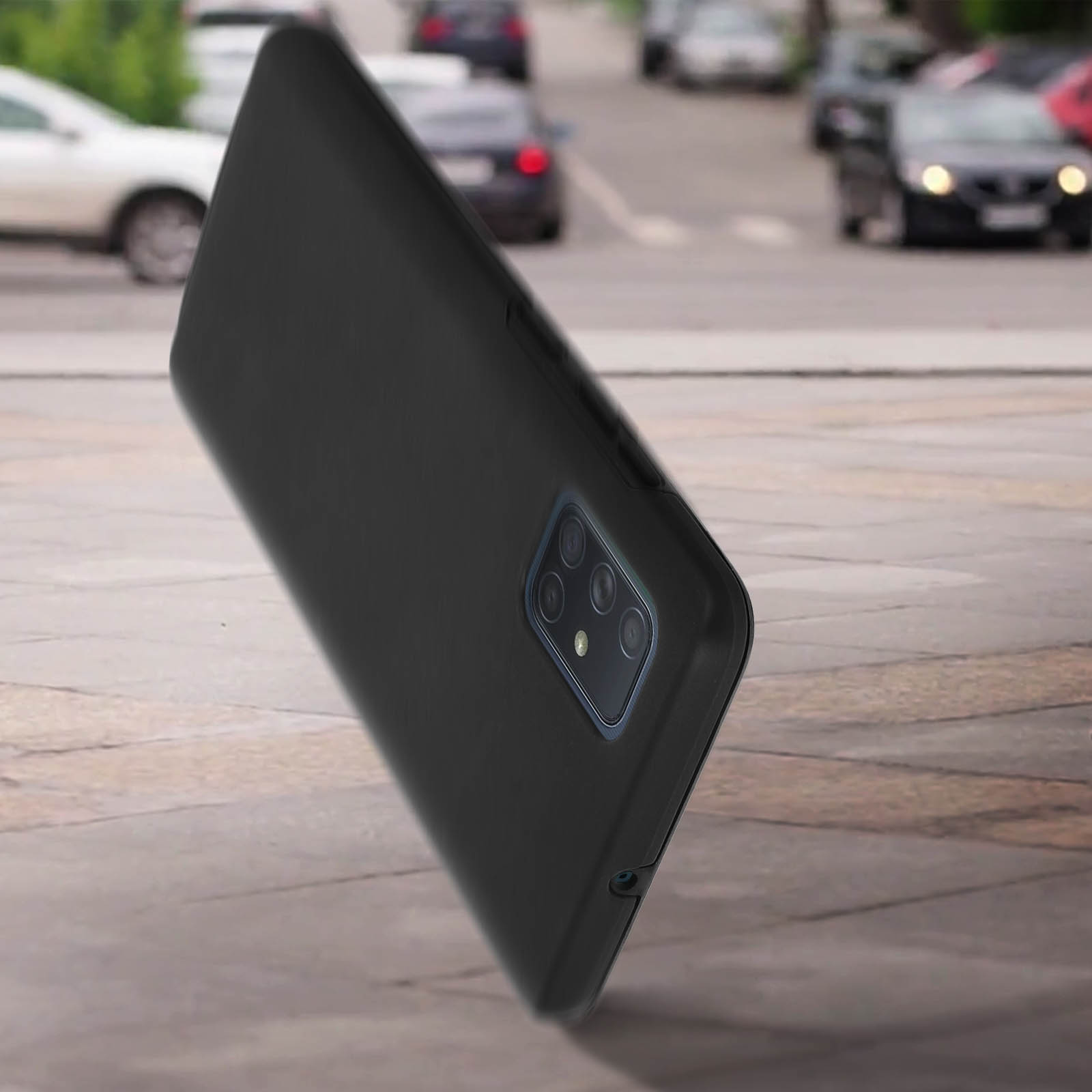 Coque de téléphone noire sur une route. Le téléphone est incliné, avec des voitures en arrière-plan.