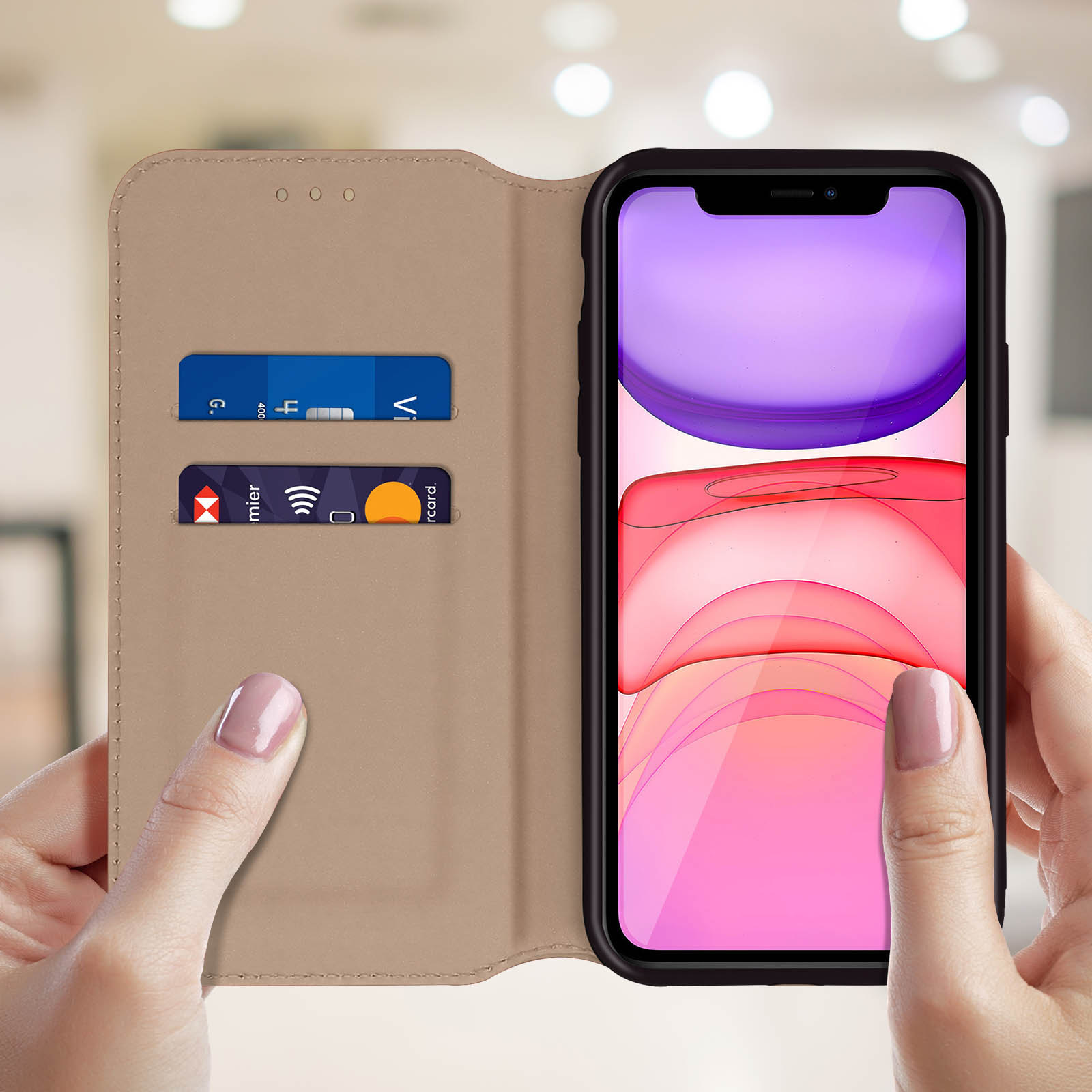 Una custodia per telefono è aperta. Due carte di credito sono negli slot. Il telefono è all'interno. Le mani tengono la custodia.