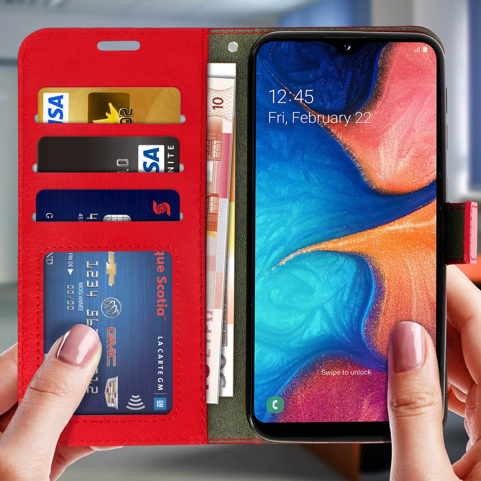 Custodia del telefono rossa aperta, che mostra carte e denaro. Lo schermo del telefono mostra data e ora.