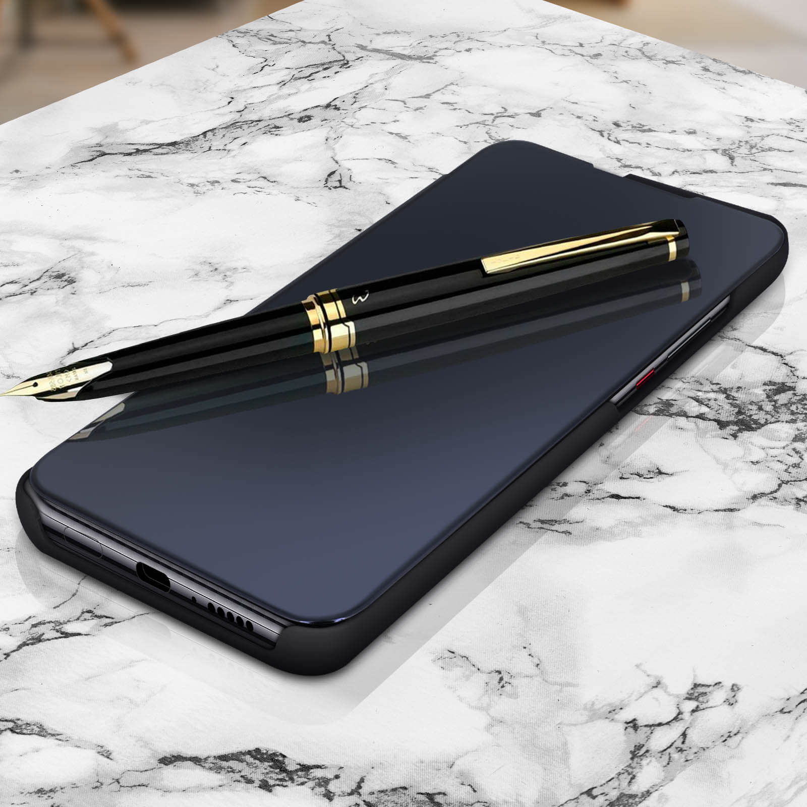 Penna nera su un telefono in una custodia, su una superficie di marmo. Accenti dorati sulla penna.