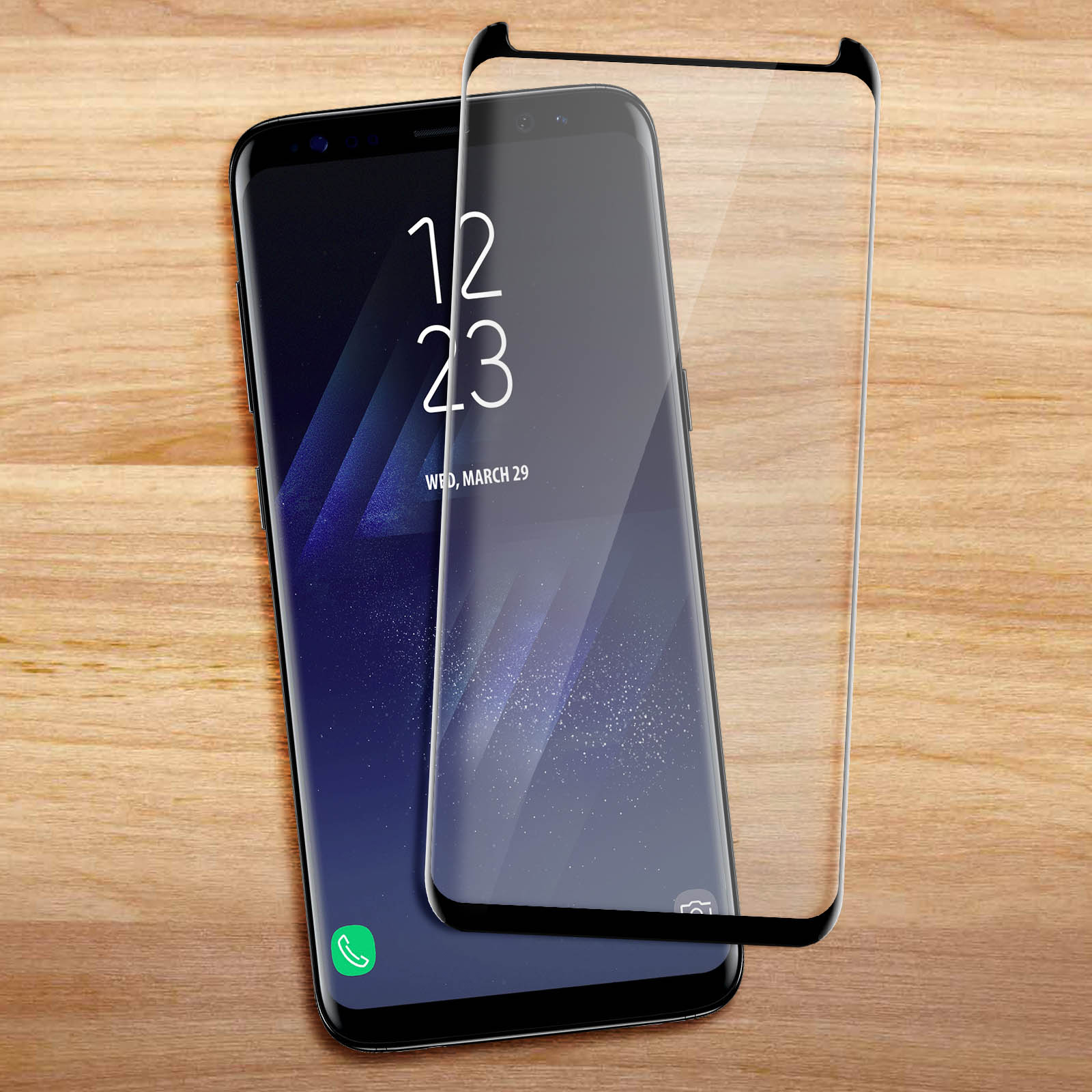 Due telefoni, uno con protezione schermo, posizionati su una superficie di legno.