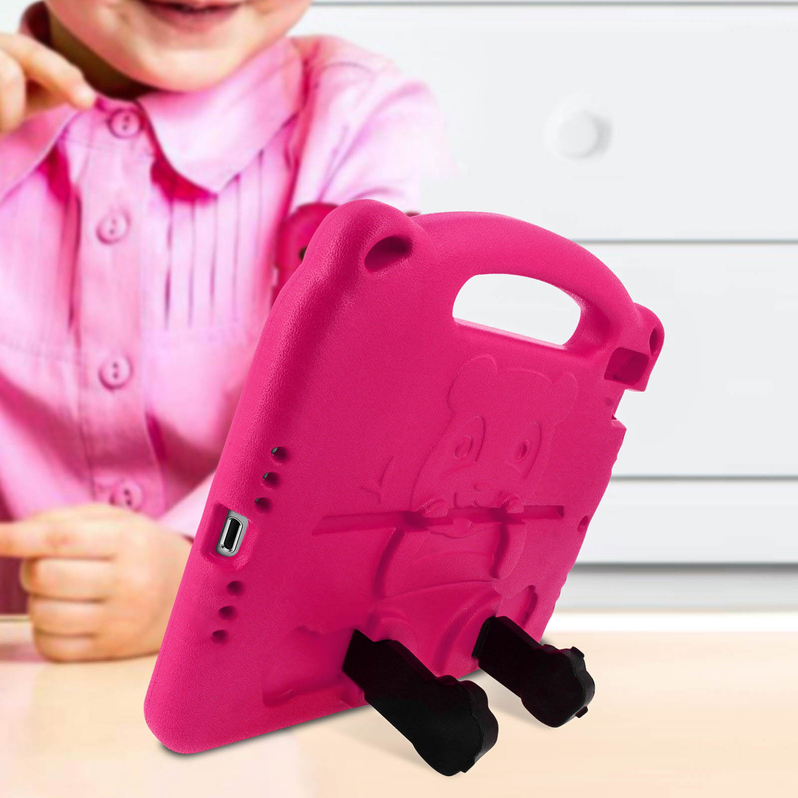 Eine rosa Tablet-Hülle mit einem Bären-Design. Die Hülle steht mit Beinen auf.