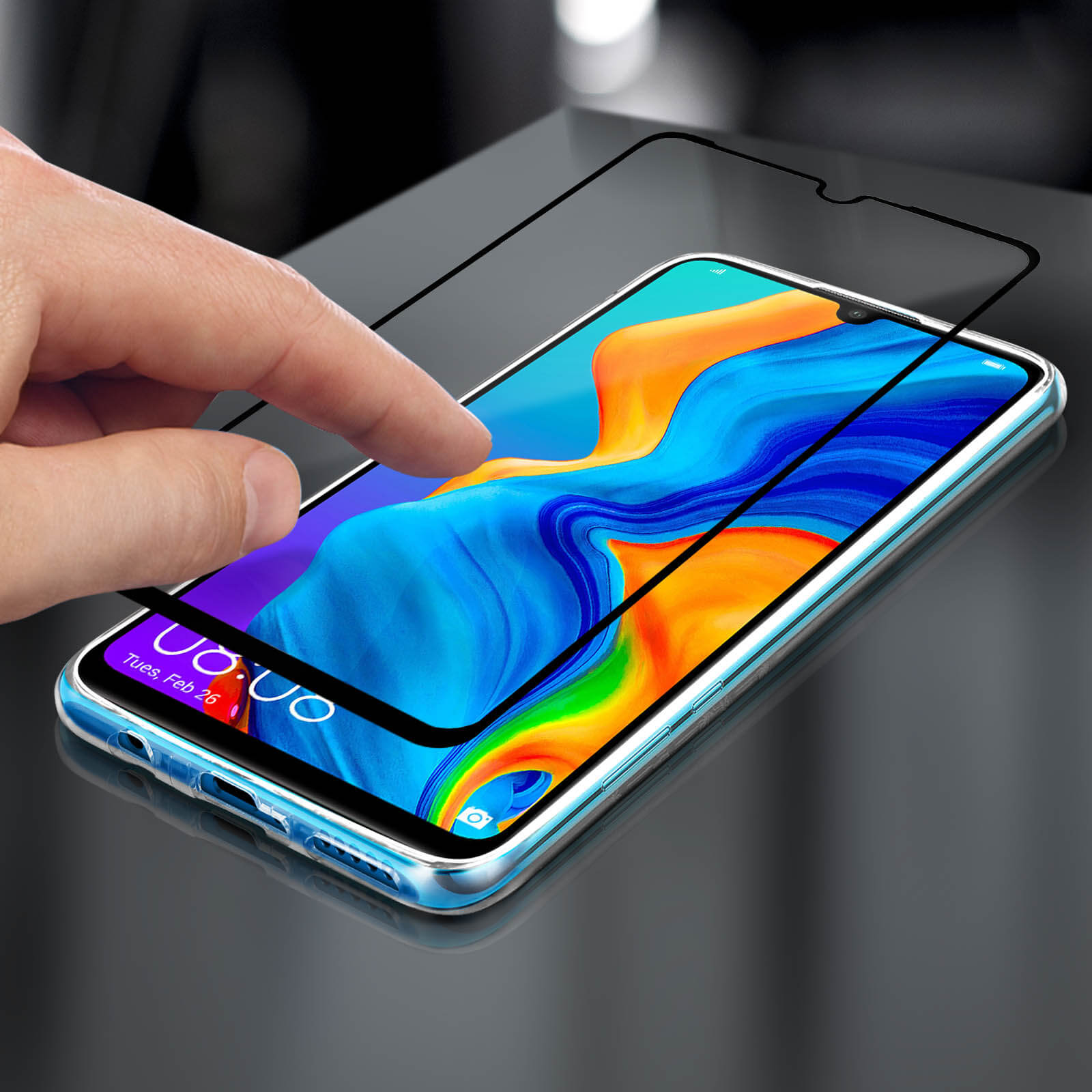 Hand bringt Displayschutzfolie auf einem Telefon an. Der Bildschirm ist sichtbar. Glas-Schutz wird angebracht.