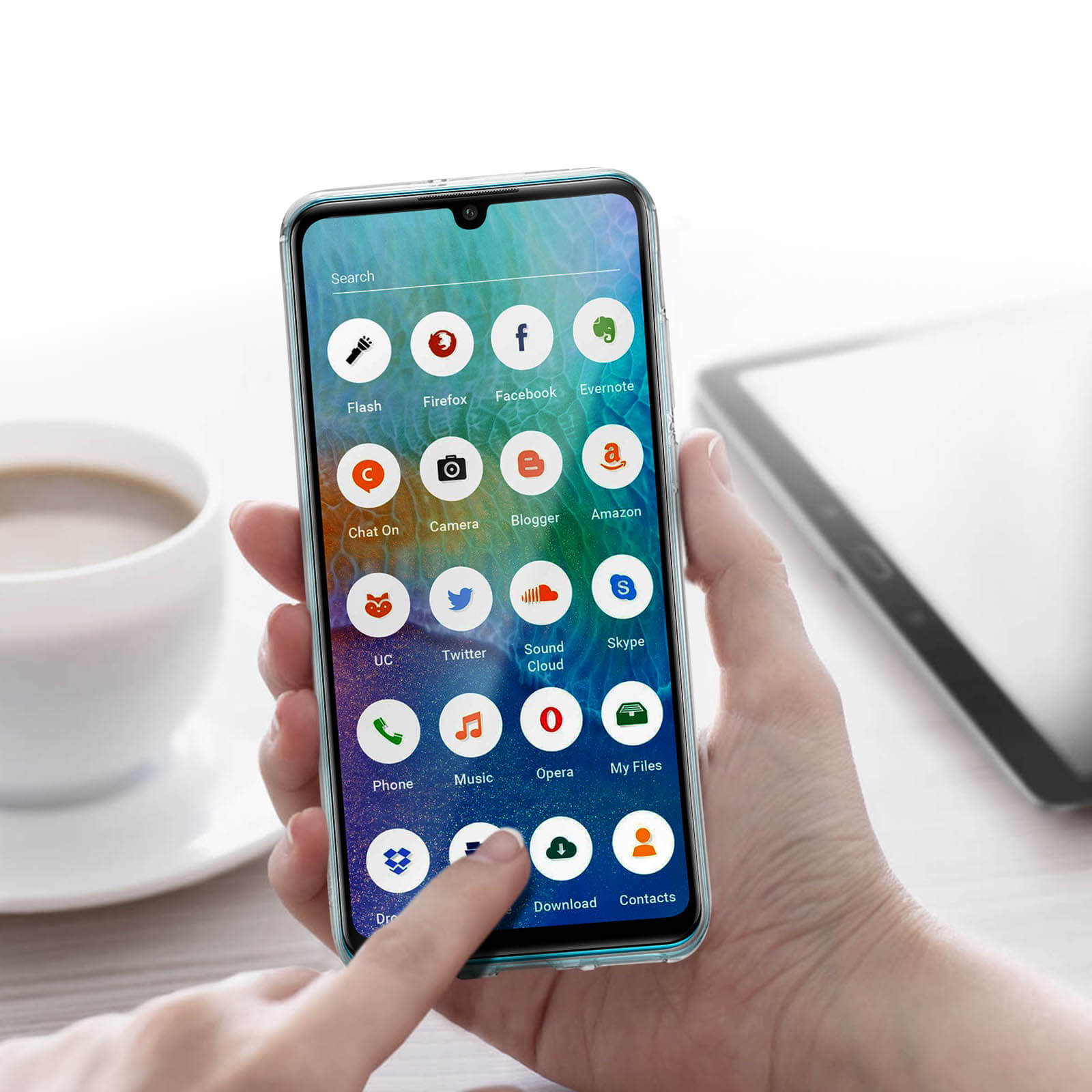 Hand hält Telefon mit App-Symbolen auf dem Bildschirm, drinnen.