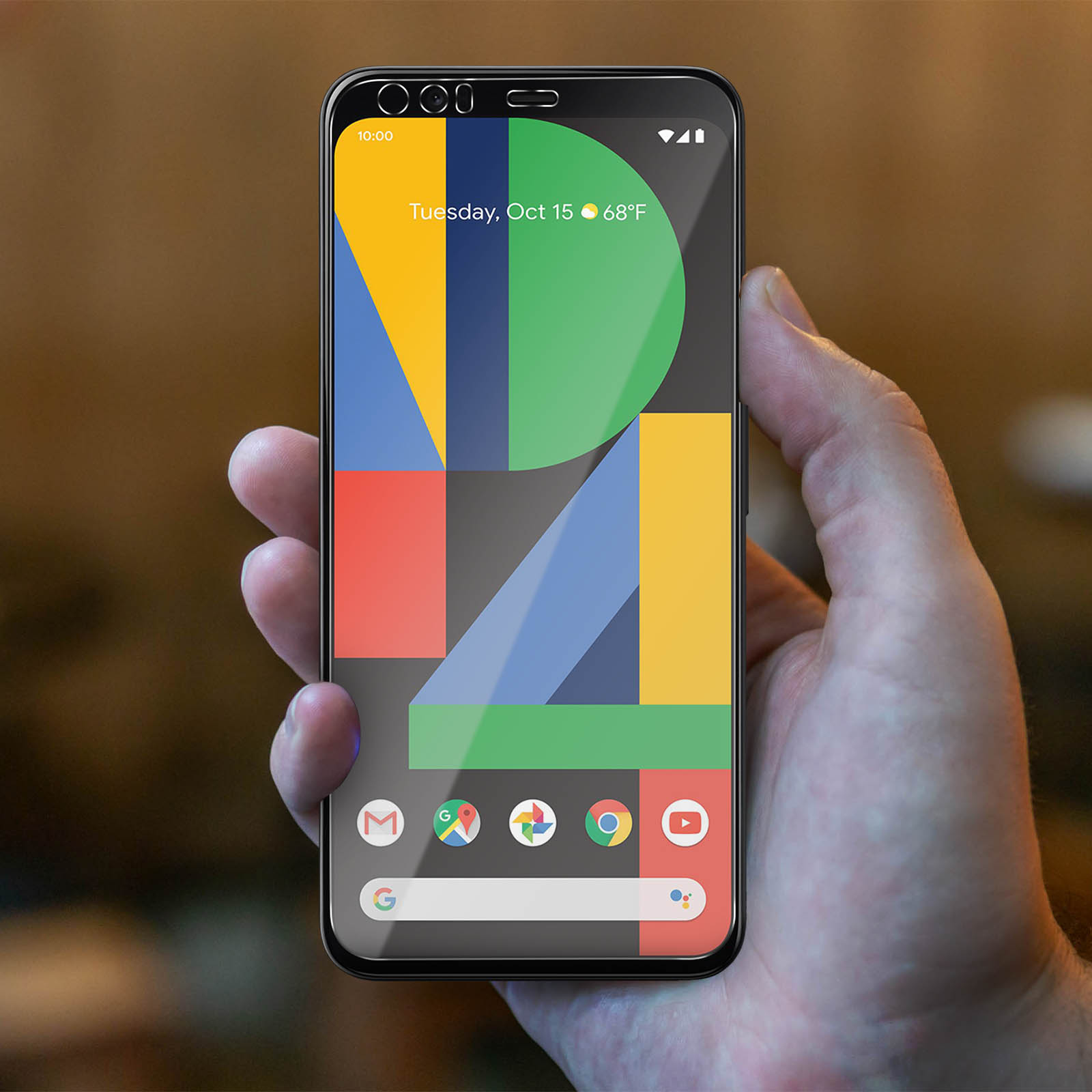 Mano che tiene uno smartphone con icone di app colorate sullo schermo. Sfondo scuro.