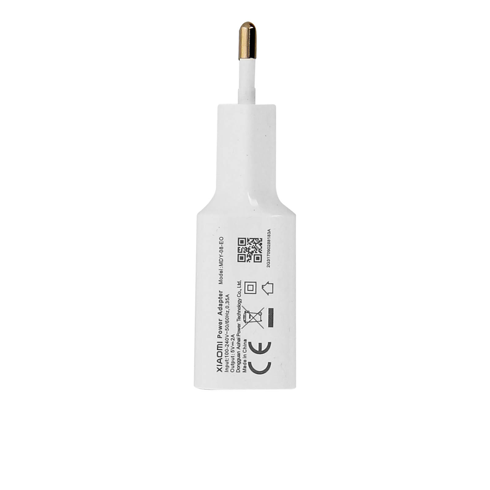 Weißes Xiaomi-Netzteil mit goldfarbenem Stecker auf weißem Hintergrund.
