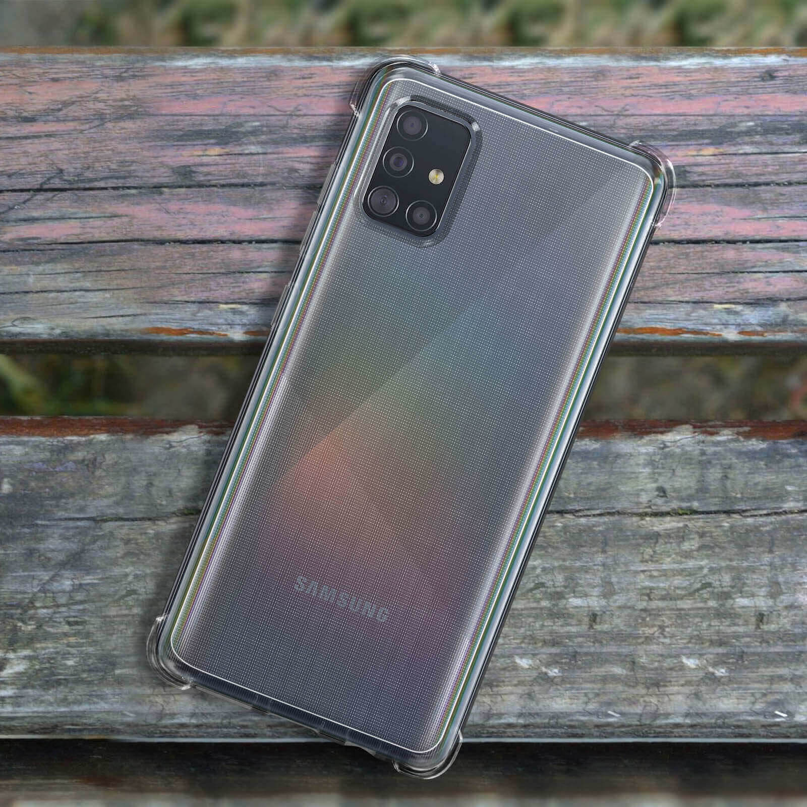Transparente Handyhülle auf Holzoberfläche. Telefon ist sichtbar.