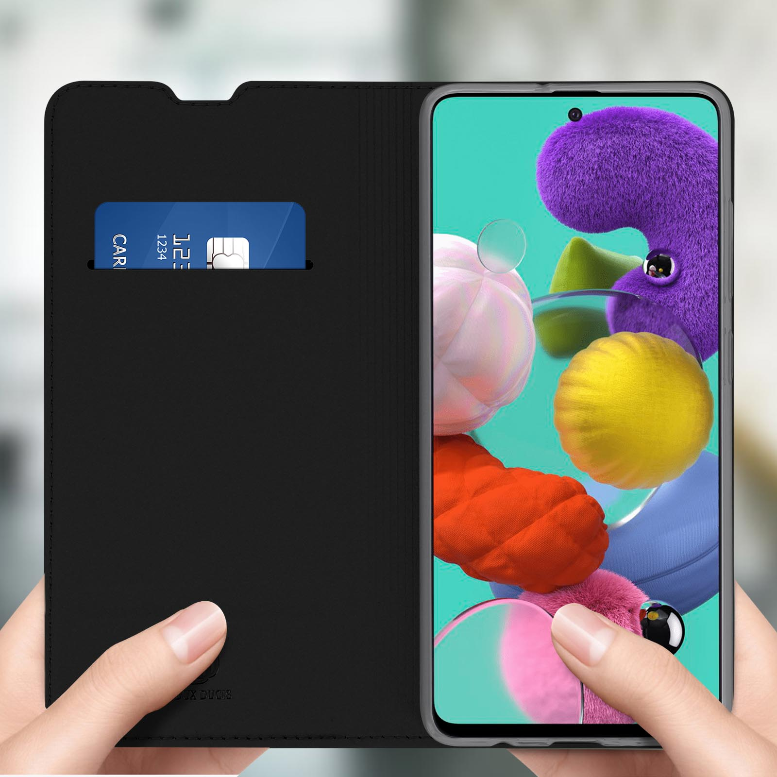 Coque de téléphone noire avec fente pour carte. L'écran du téléphone affiche une image de dessin animé.