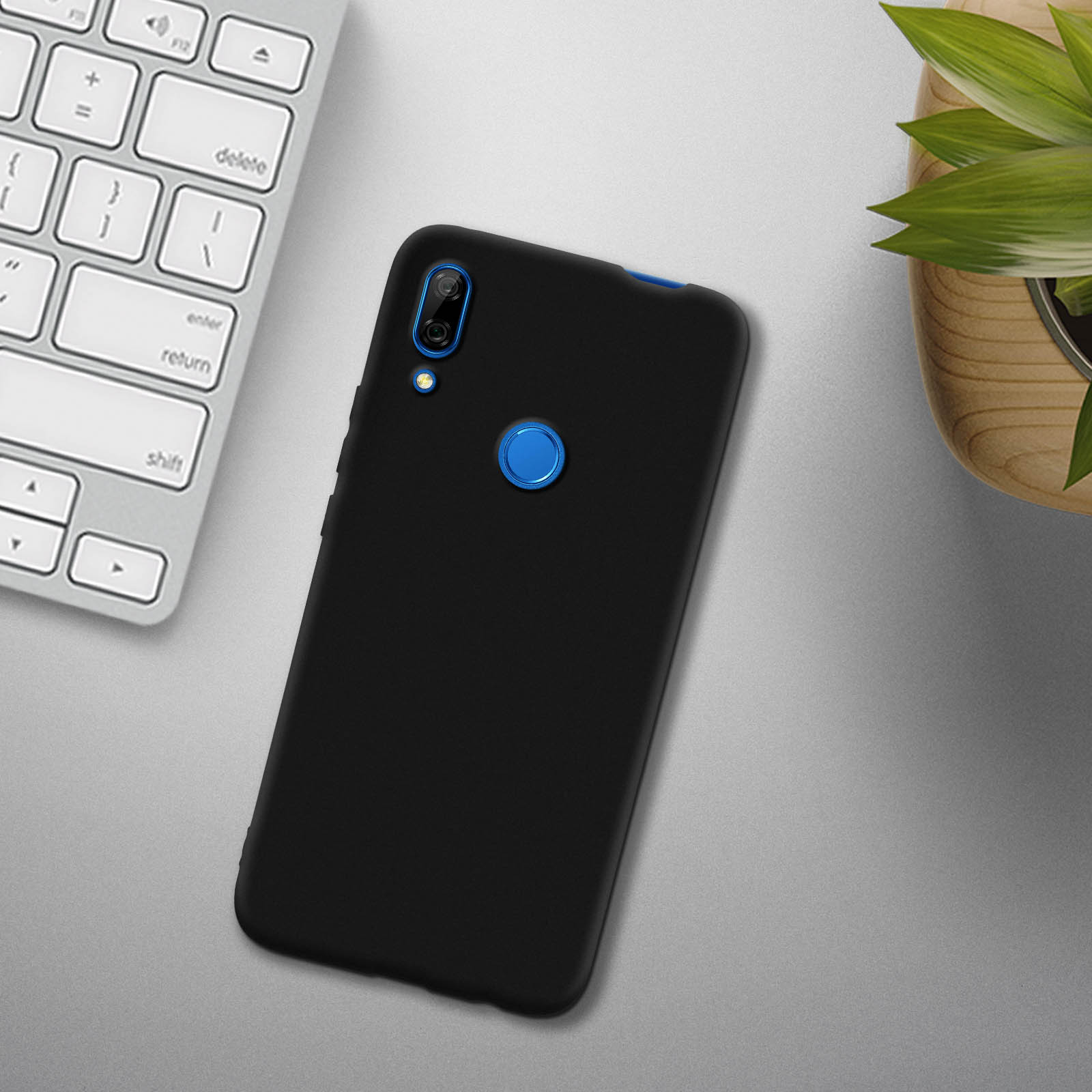 Telefono nero e una tastiera bianca. Il telefono ha un modulo fotocamera.