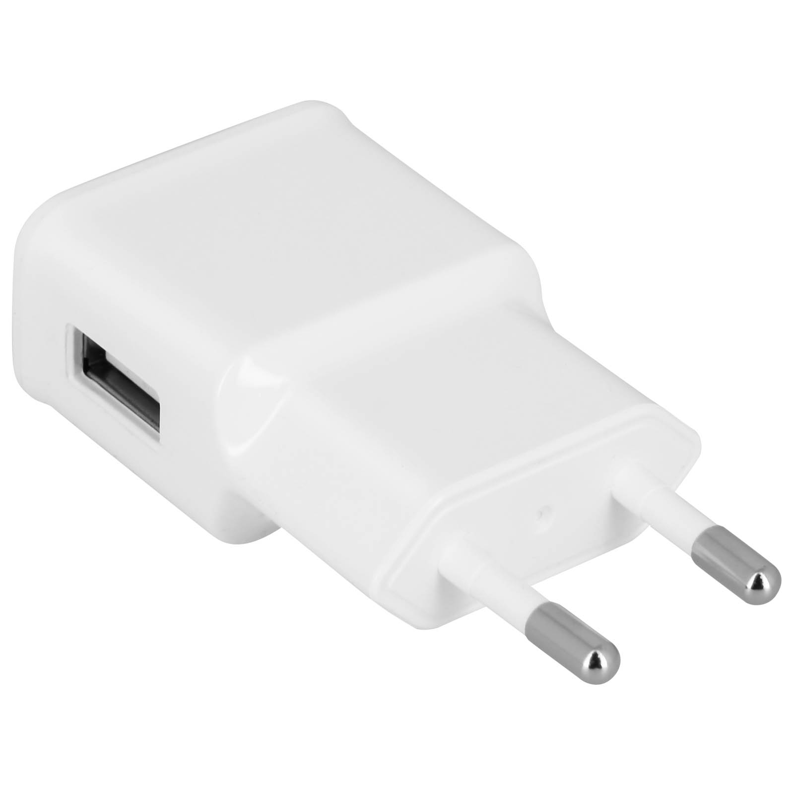 Chargeur USB blanc avec deux broches, sur une surface blanche, vue en angle.