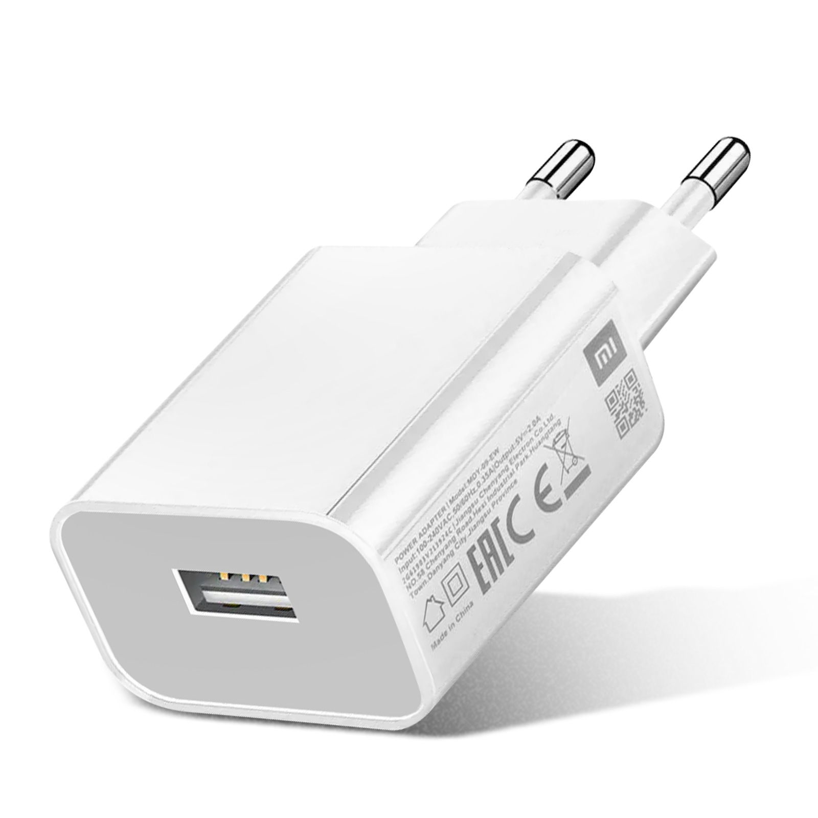 Chargeur de téléphone blanc avec deux broches. Le chargeur a un port USB.