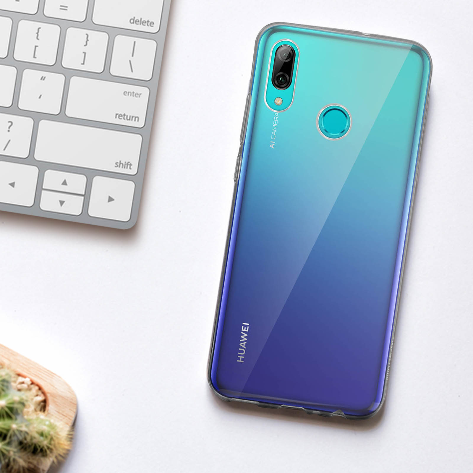 Custodia per telefono con sfumatura blu-verde. Una tastiera e un cactus sullo sfondo.